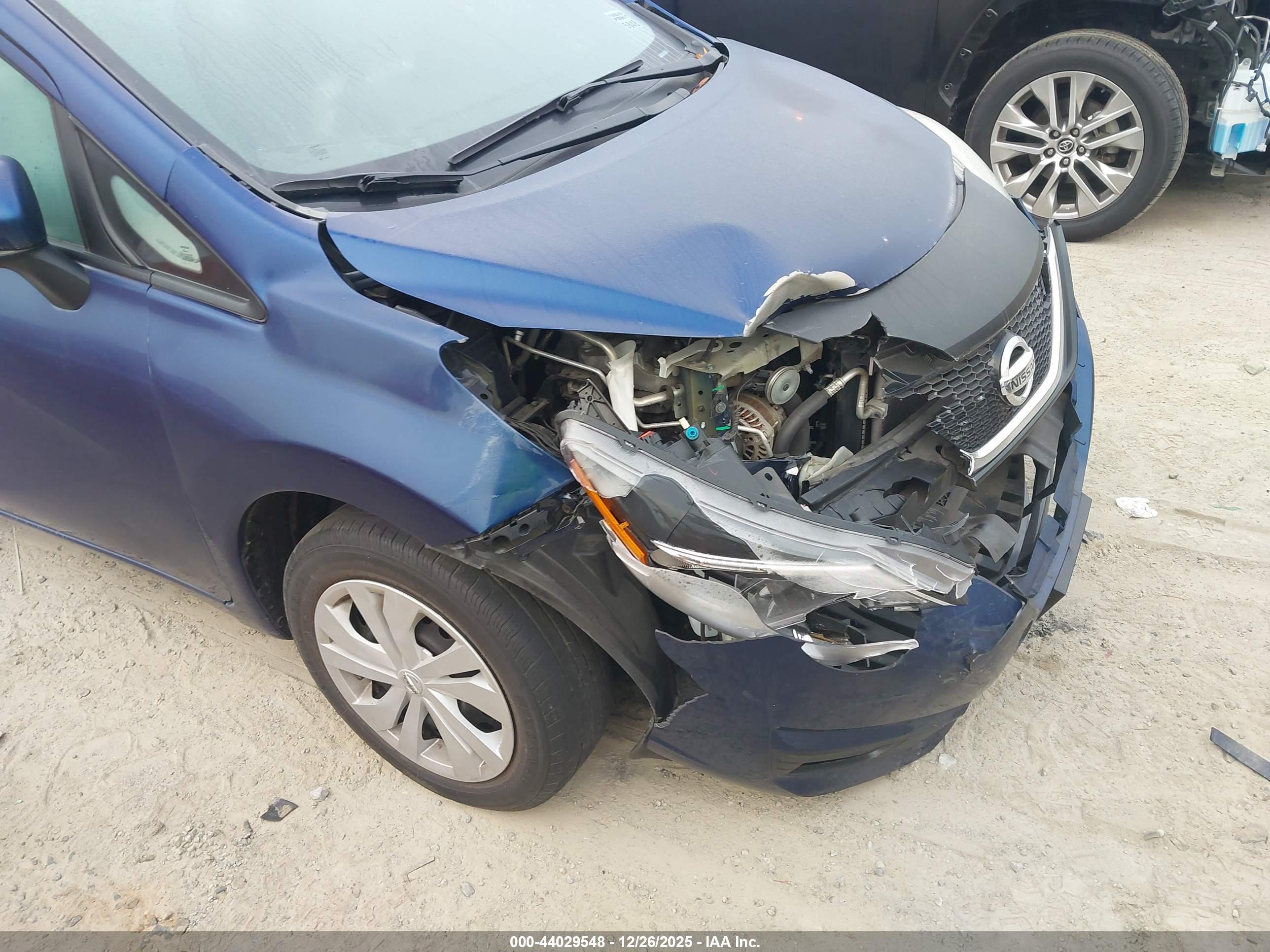 NISSAN VERSA image 6