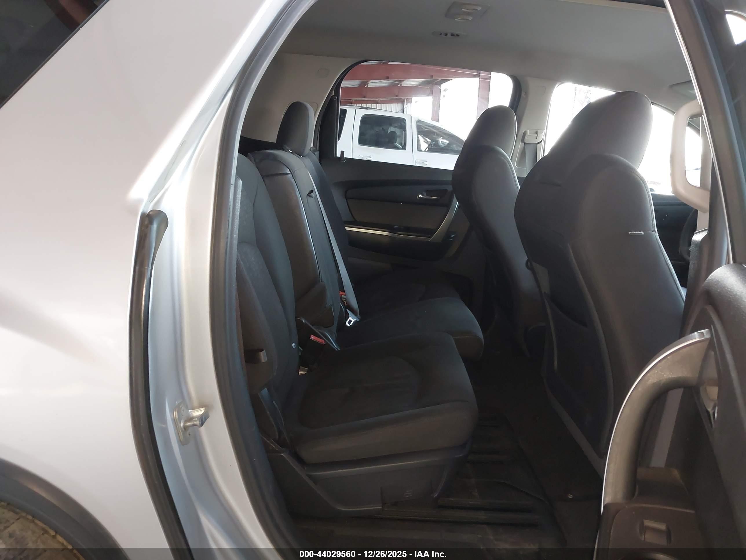 GMC ACADIA image 8