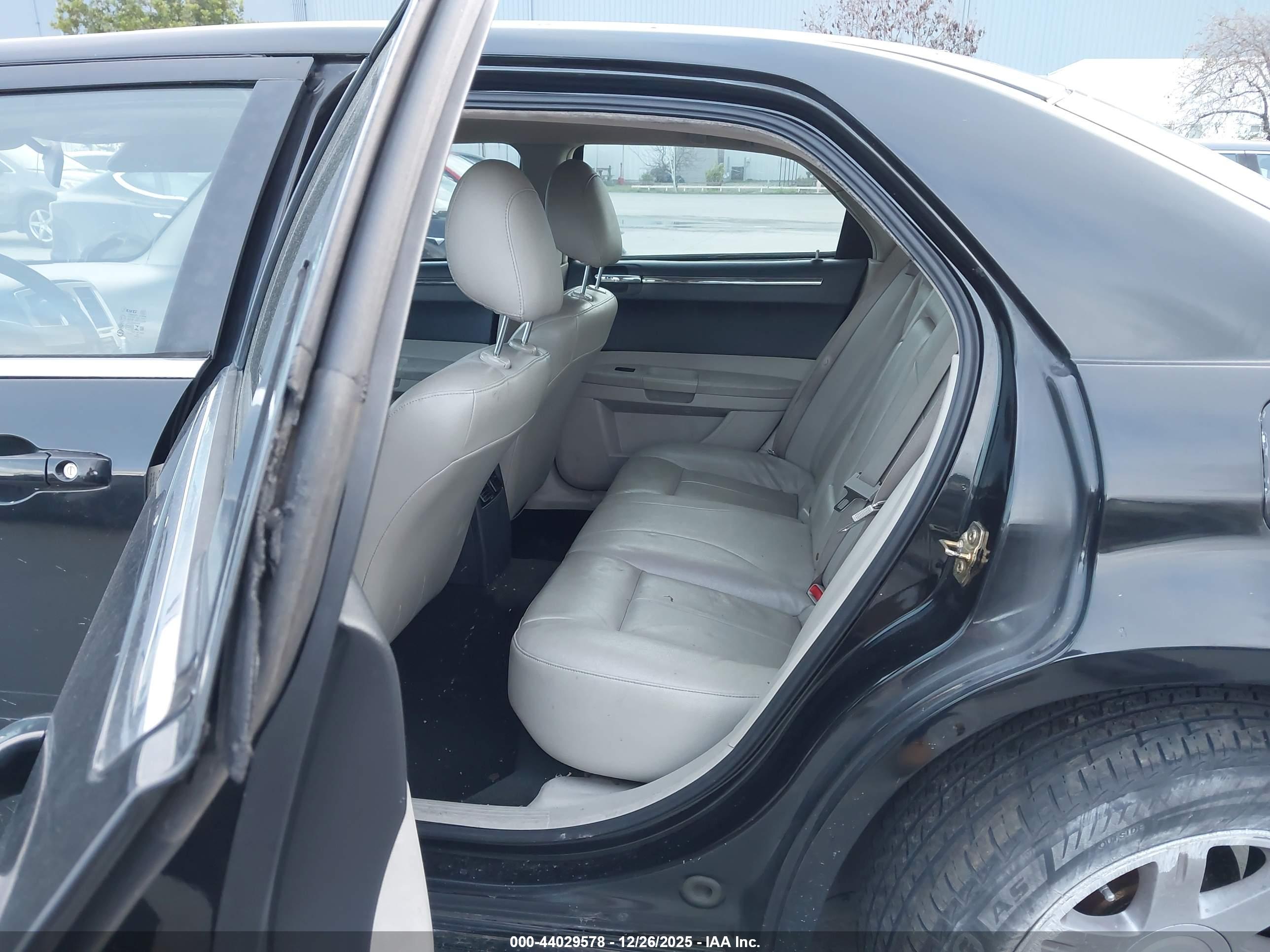 CHRYSLER 300 image 8