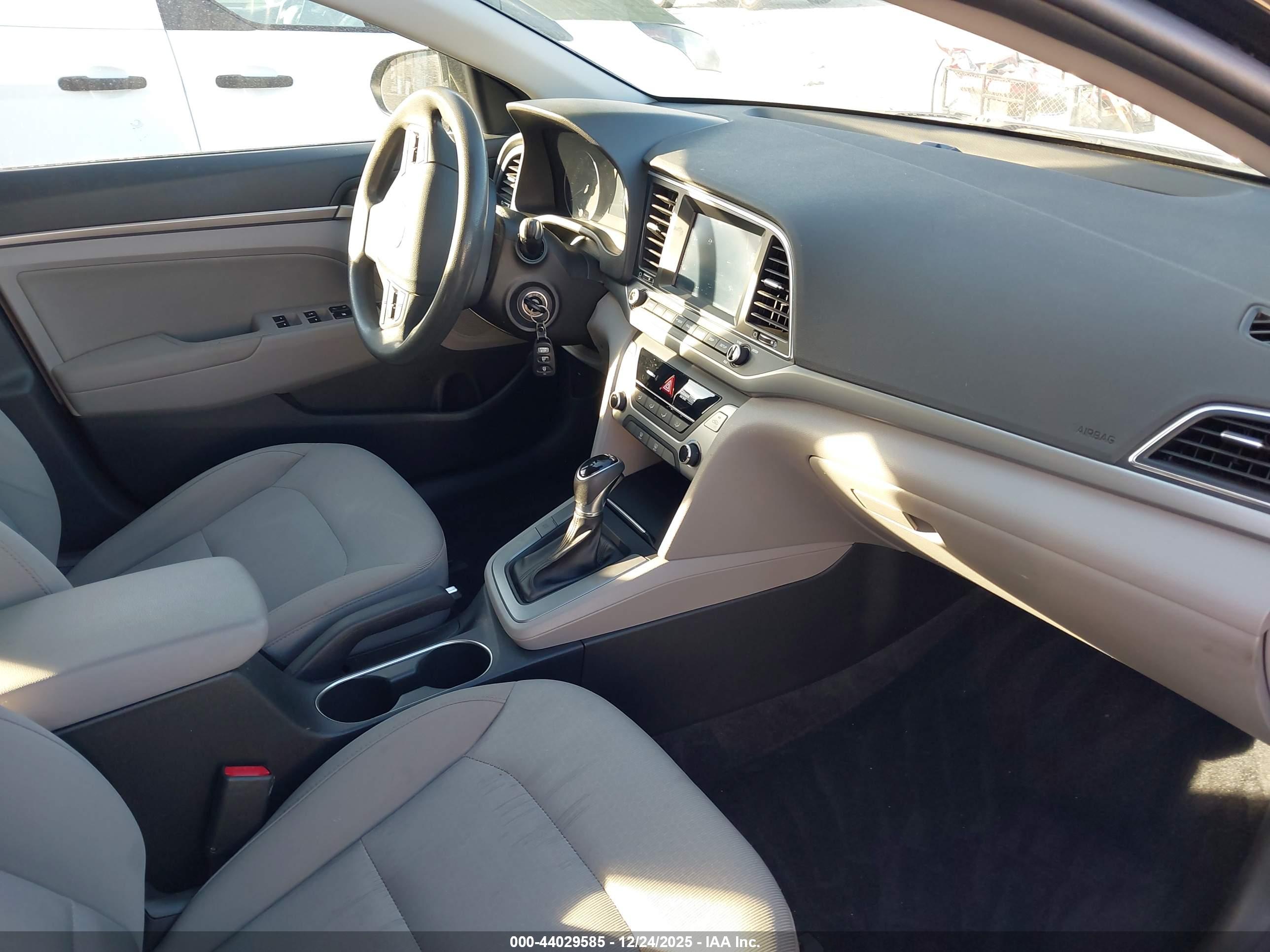 HYUNDAI ELANTRA image 5
