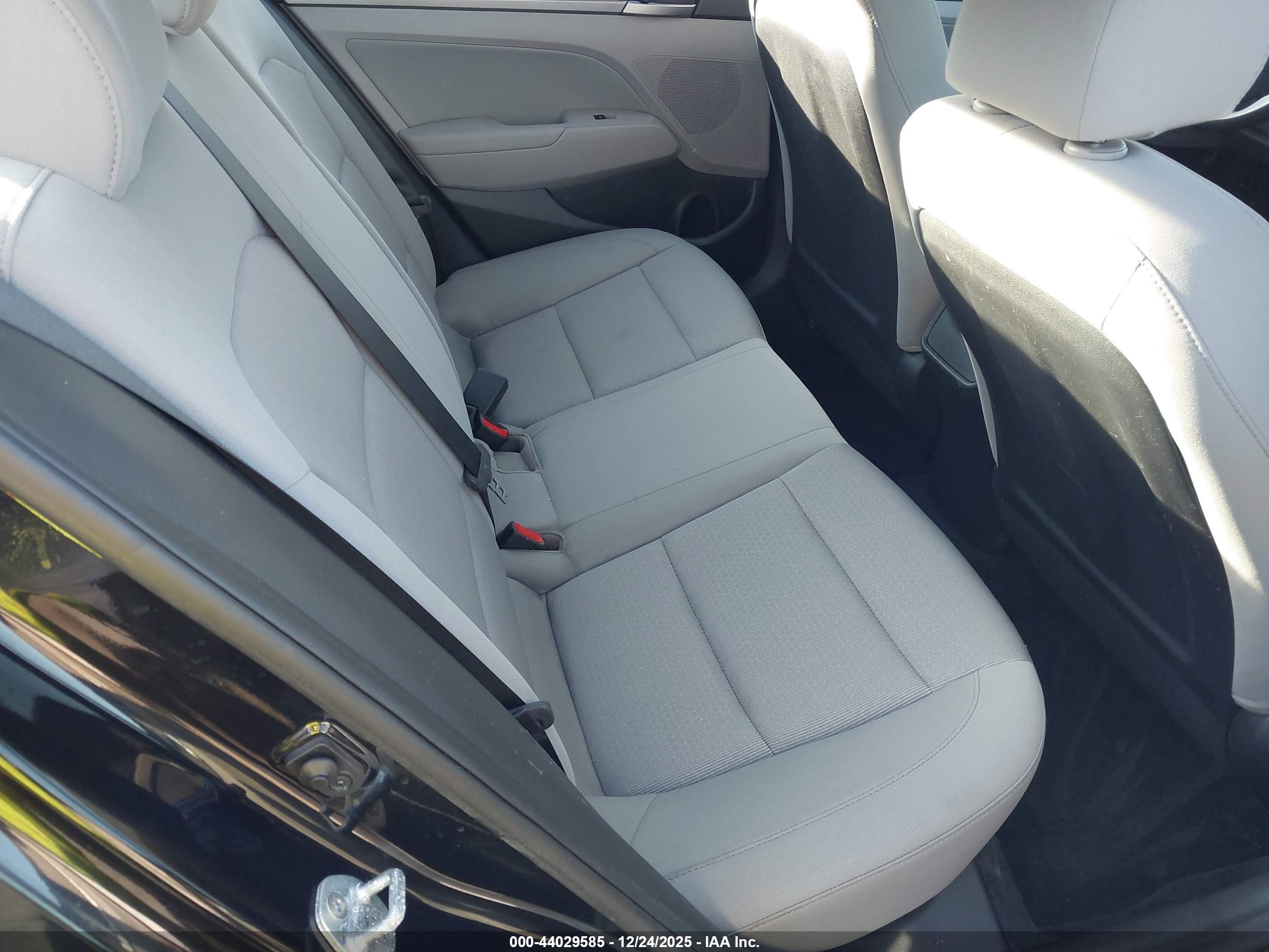 HYUNDAI ELANTRA image 8
