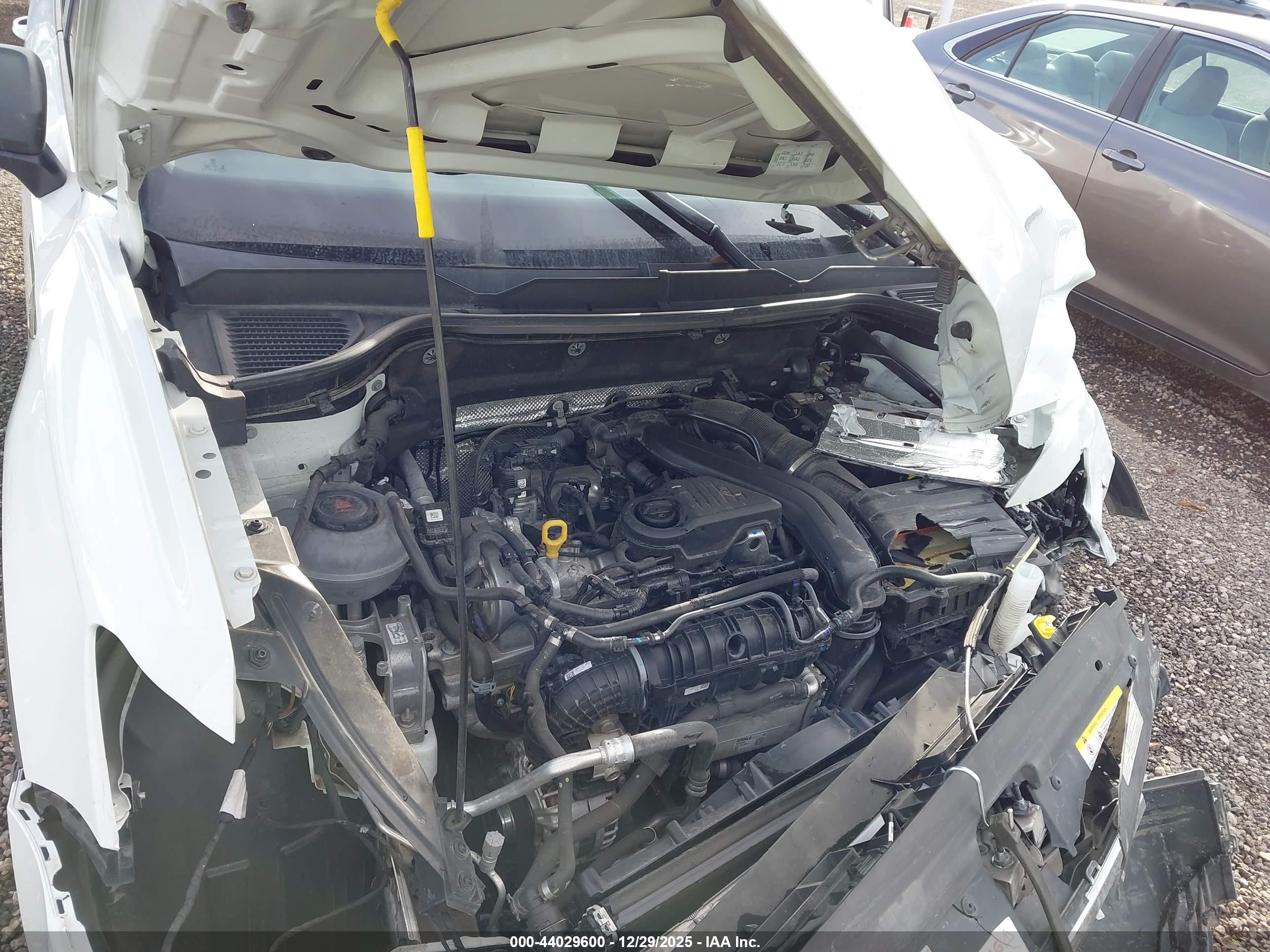 VOLKSWAGEN TAOS image 10
