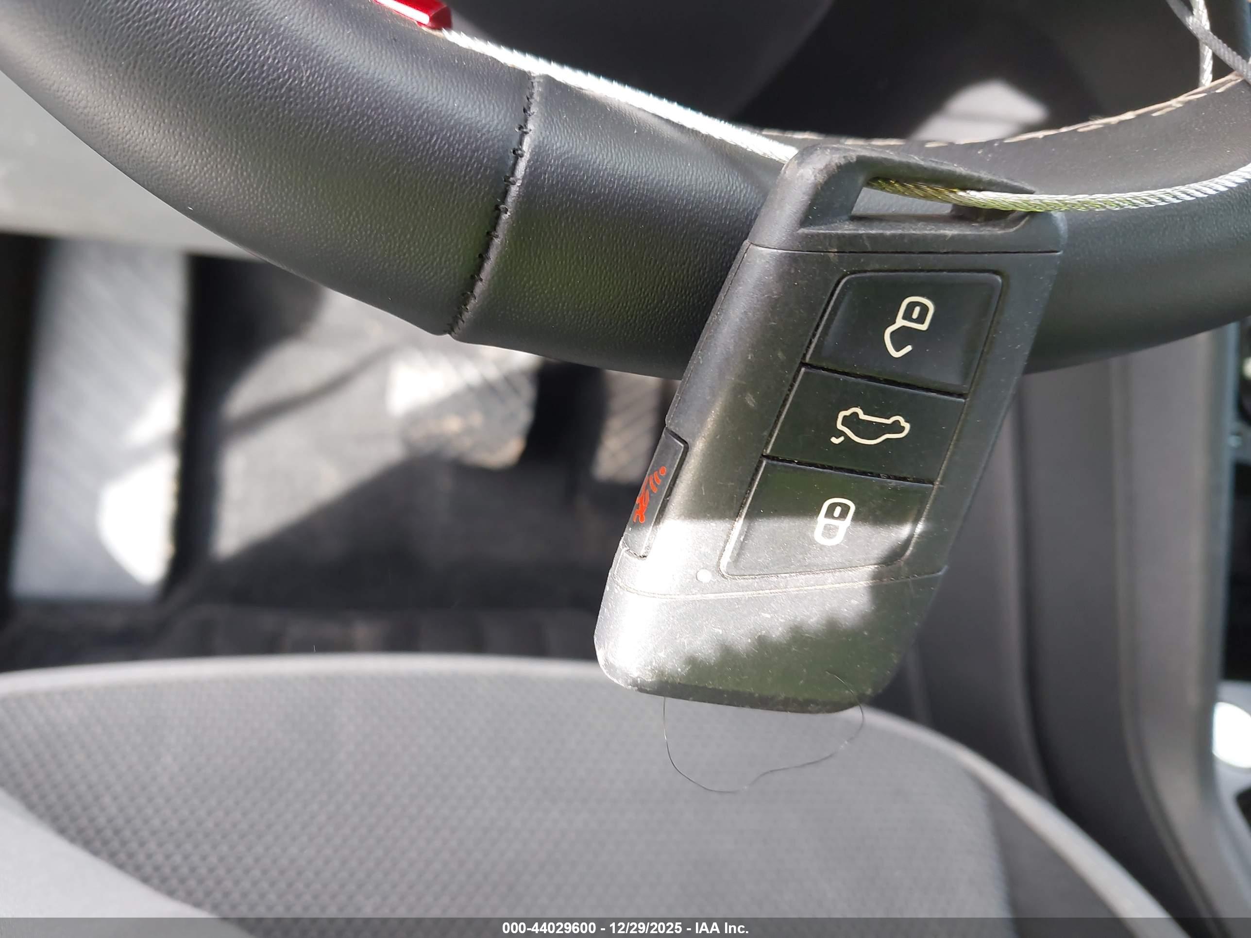 VOLKSWAGEN TAOS image 11