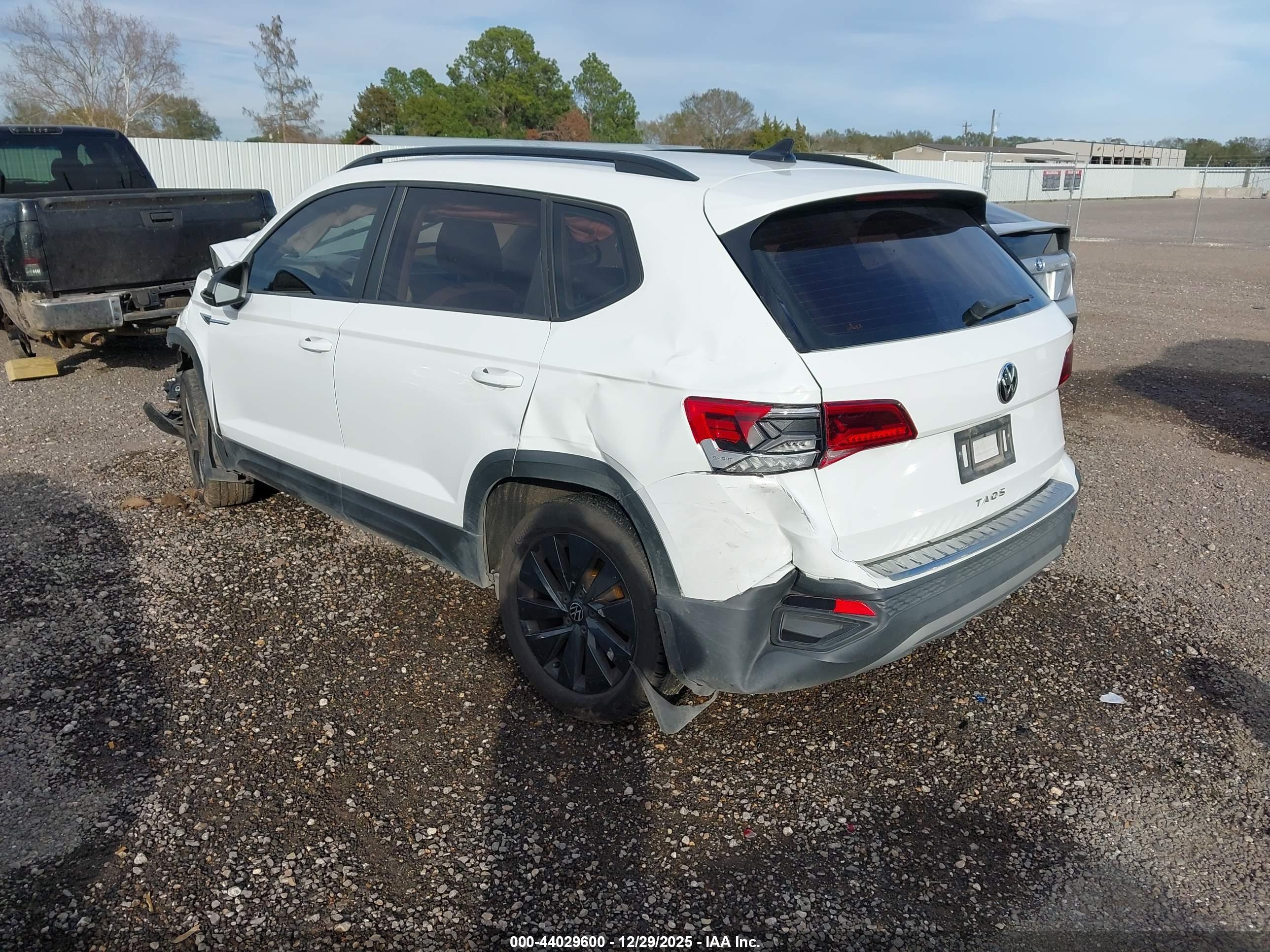 VOLKSWAGEN TAOS image 3
