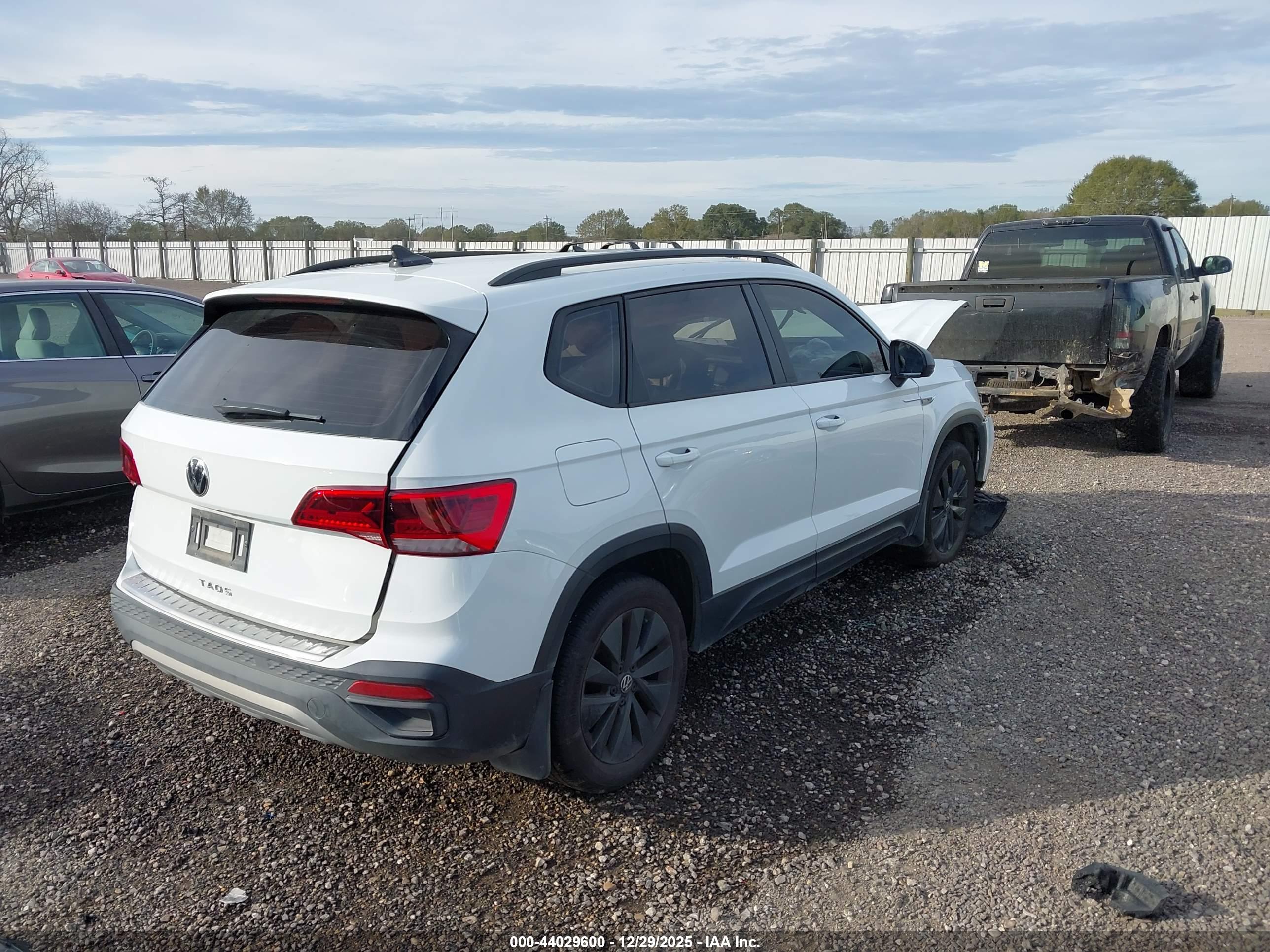 VOLKSWAGEN TAOS image 4