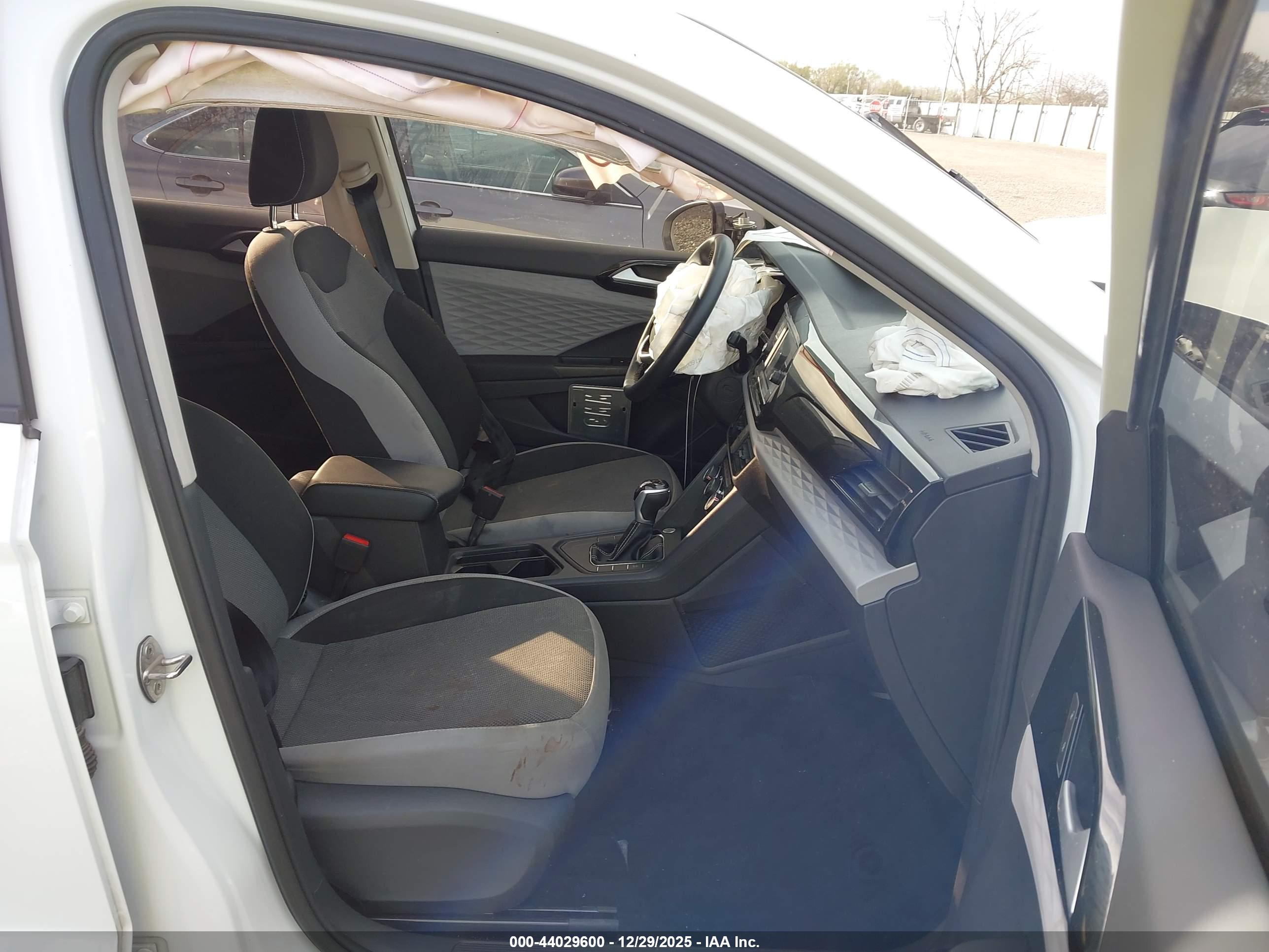 VOLKSWAGEN TAOS image 5