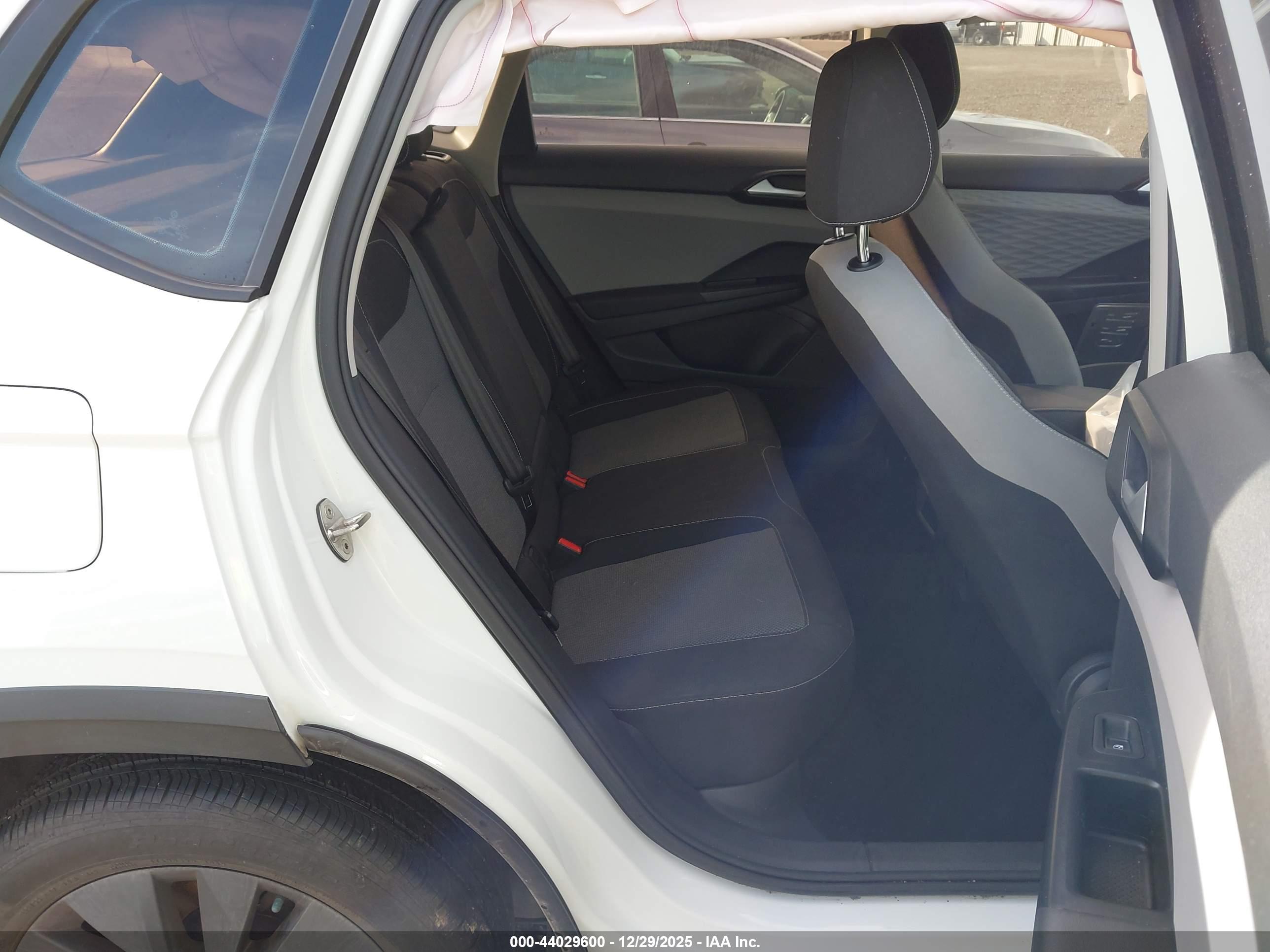 VOLKSWAGEN TAOS image 8