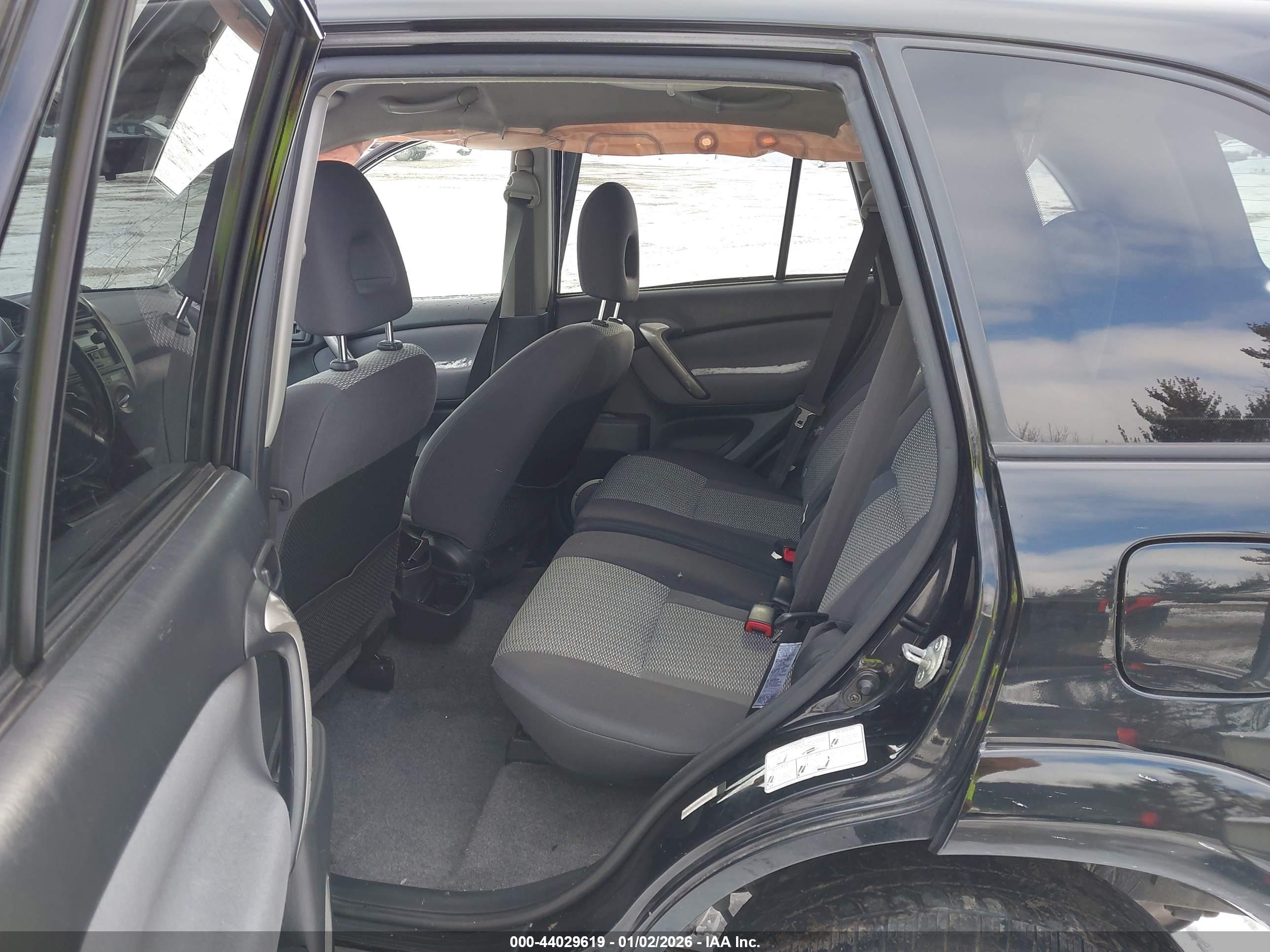 TOYOTA RAV4 image 8
