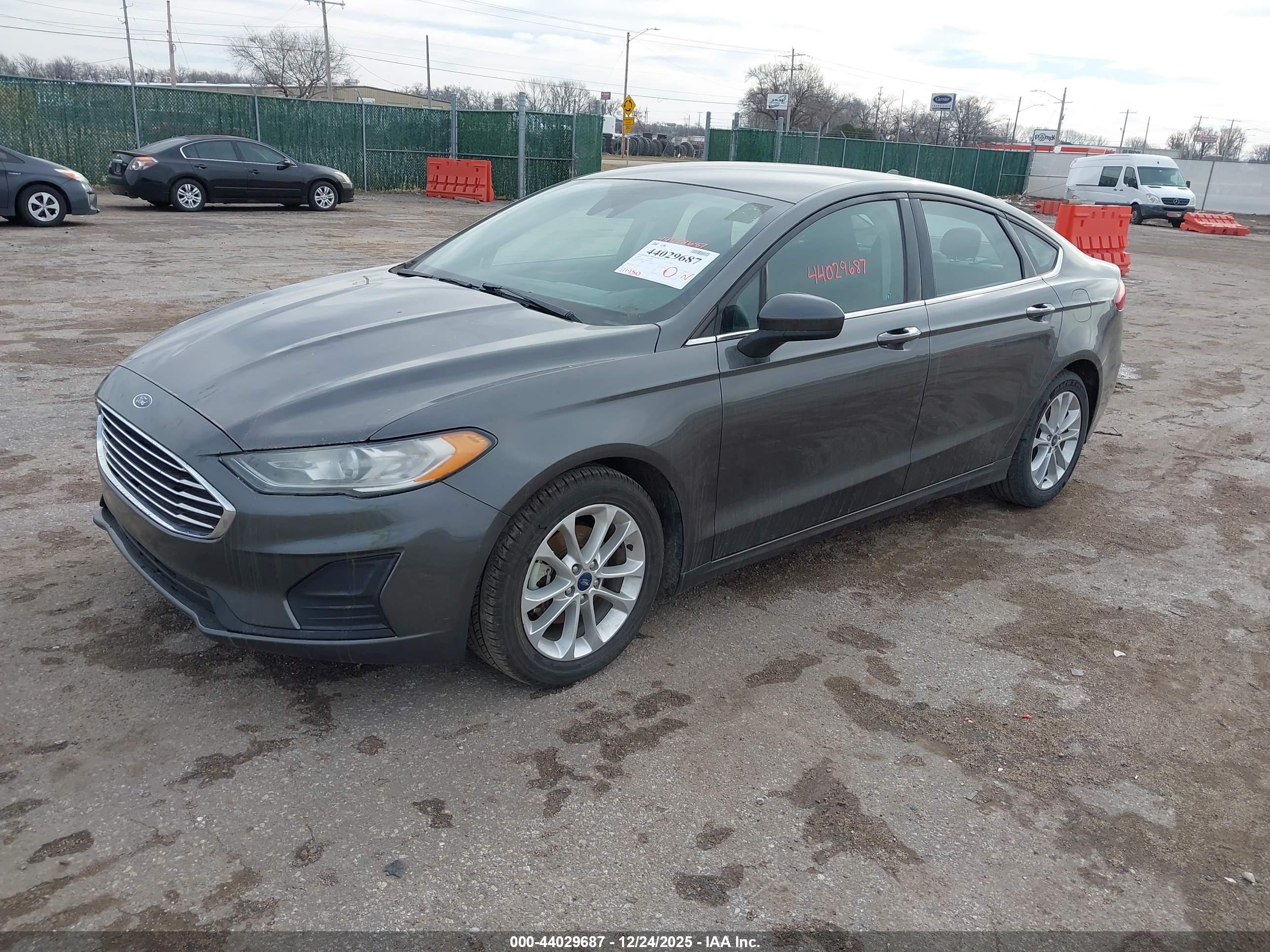 FORD FUSION image 2