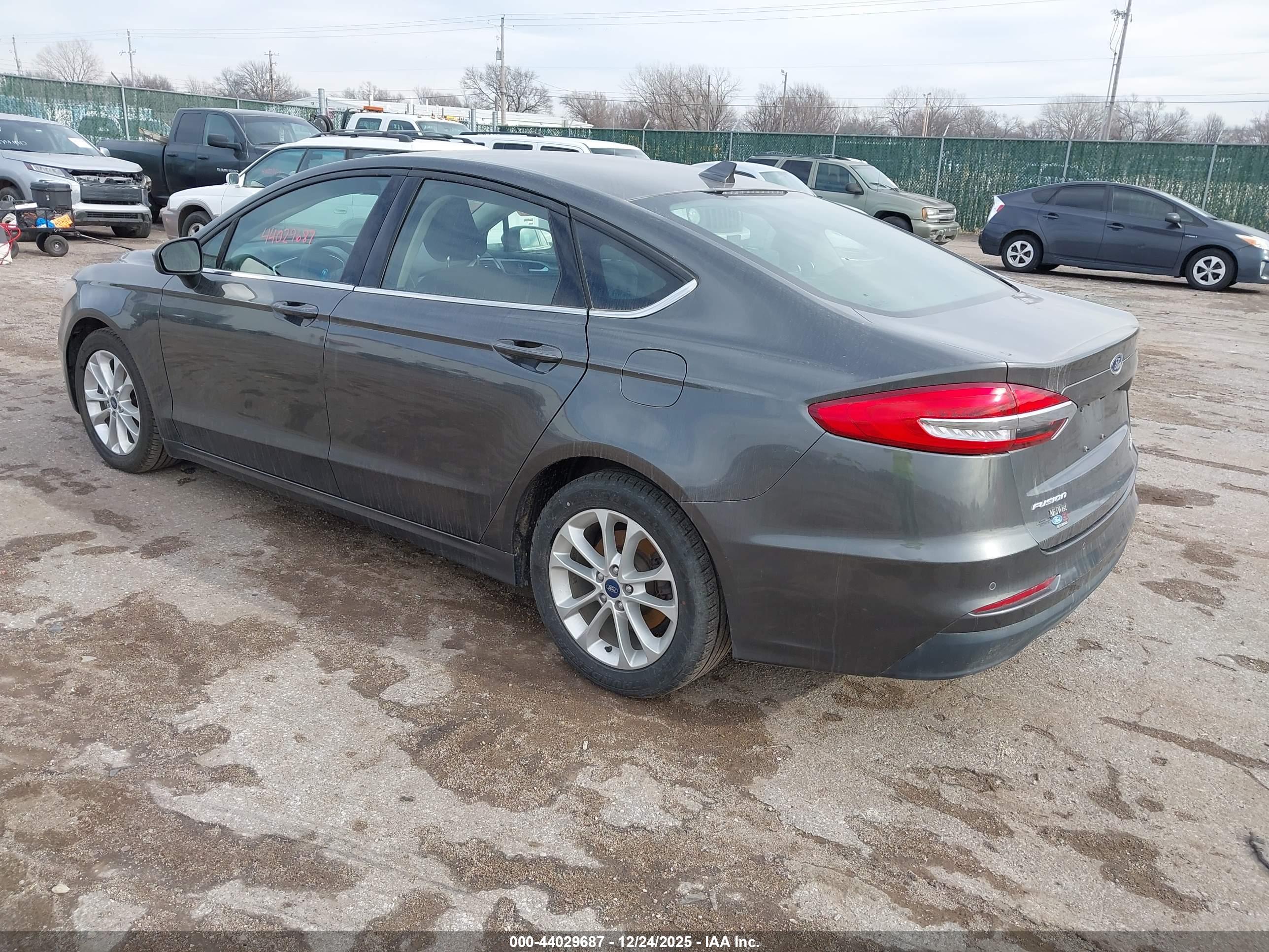 FORD FUSION image 3