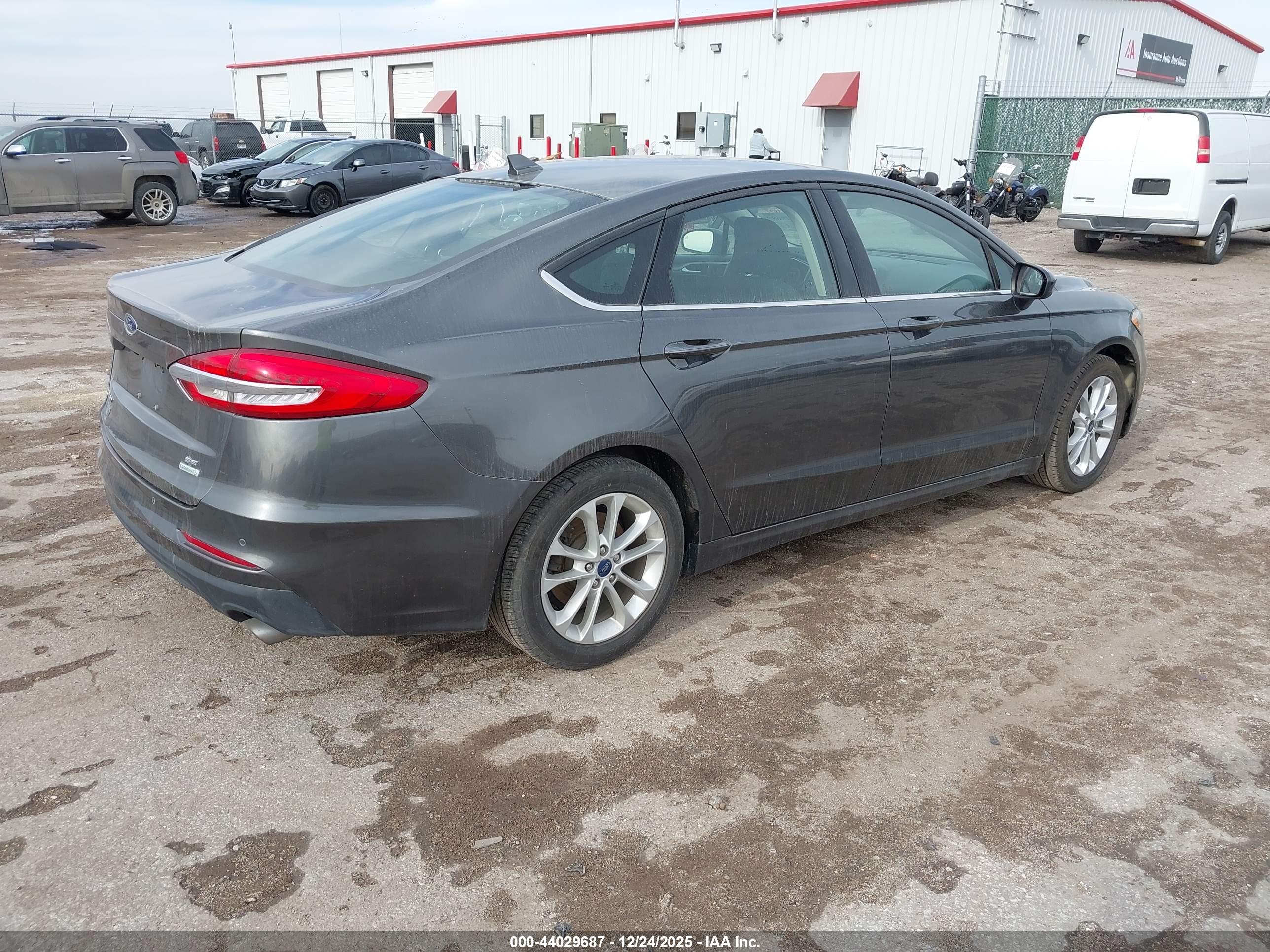 FORD FUSION image 4