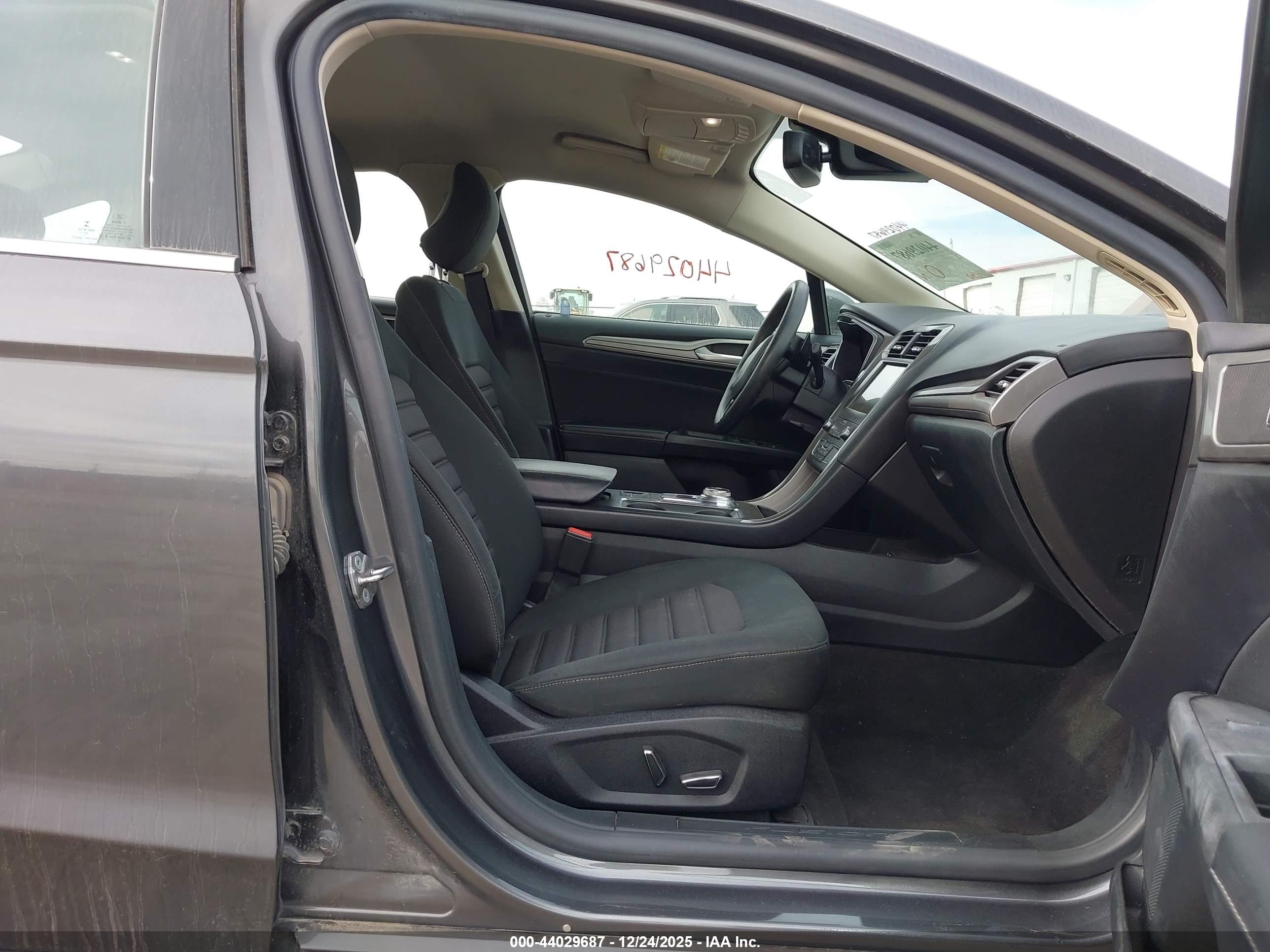 FORD FUSION image 5