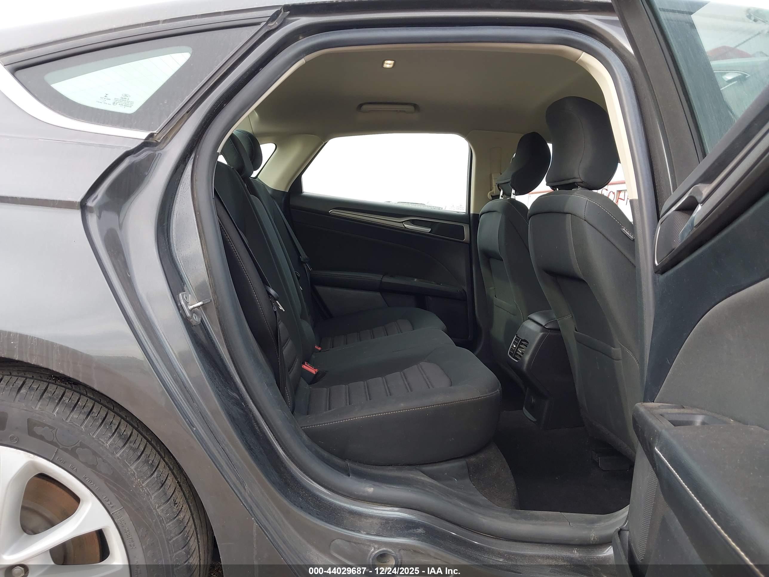 FORD FUSION image 8