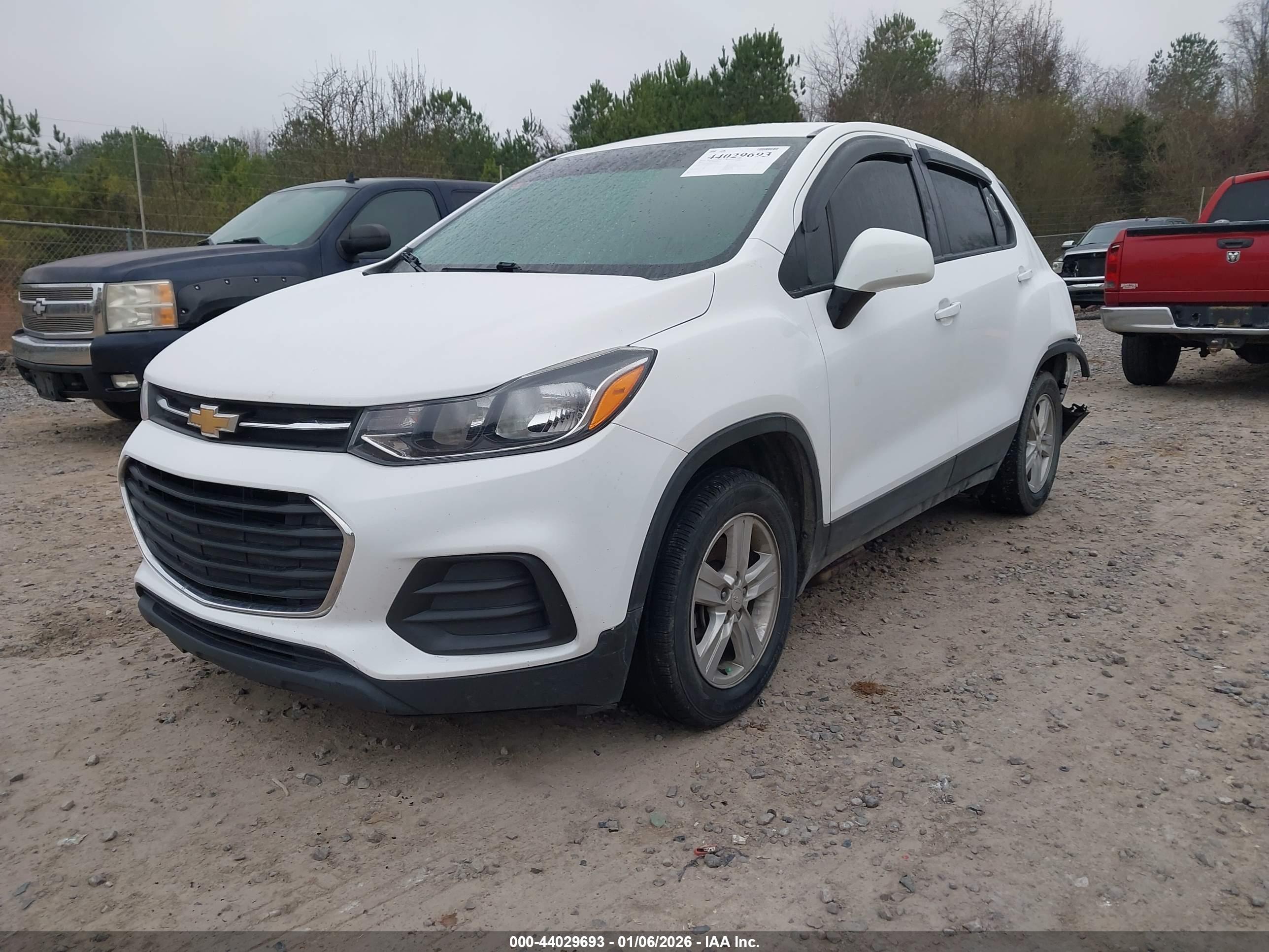 CHEVROLET TRAX image 2