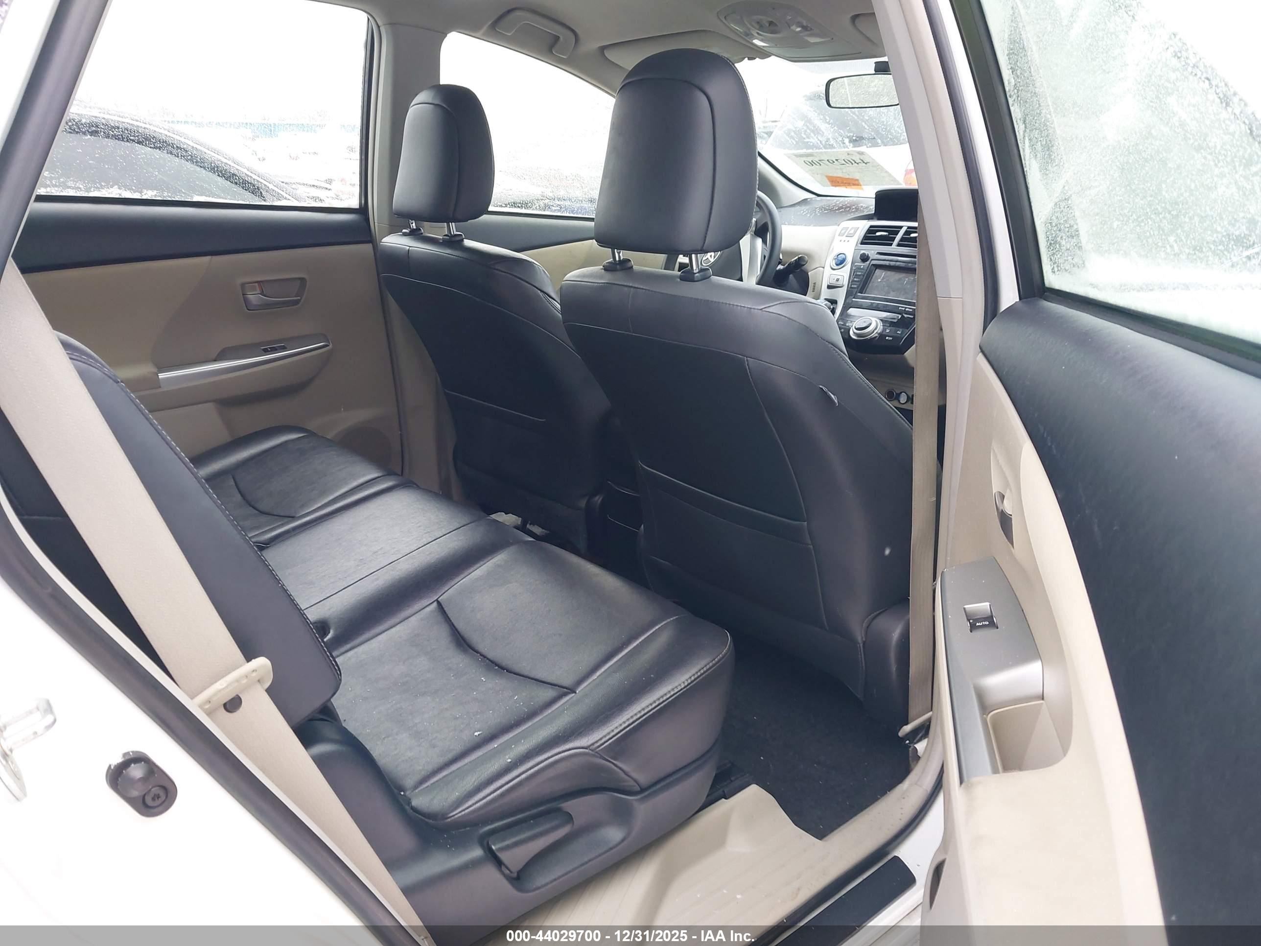 TOYOTA PRIUS image 8