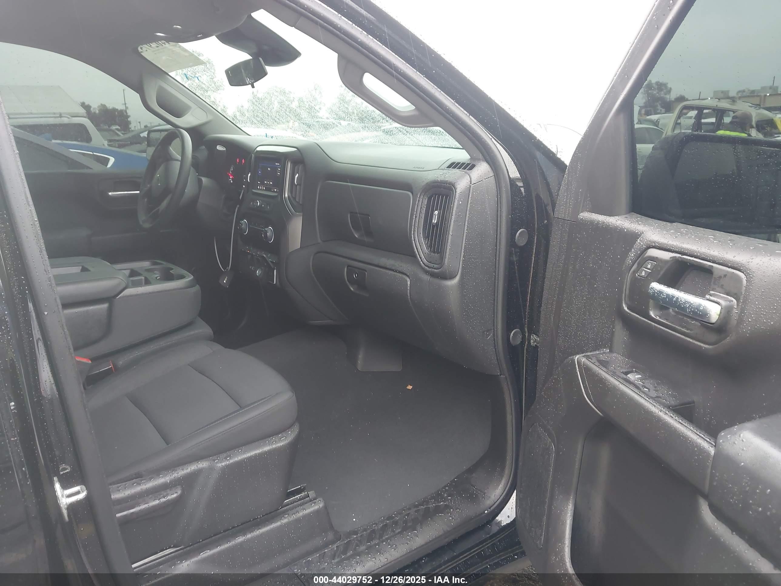 CHEVROLET SILVERADO image 5