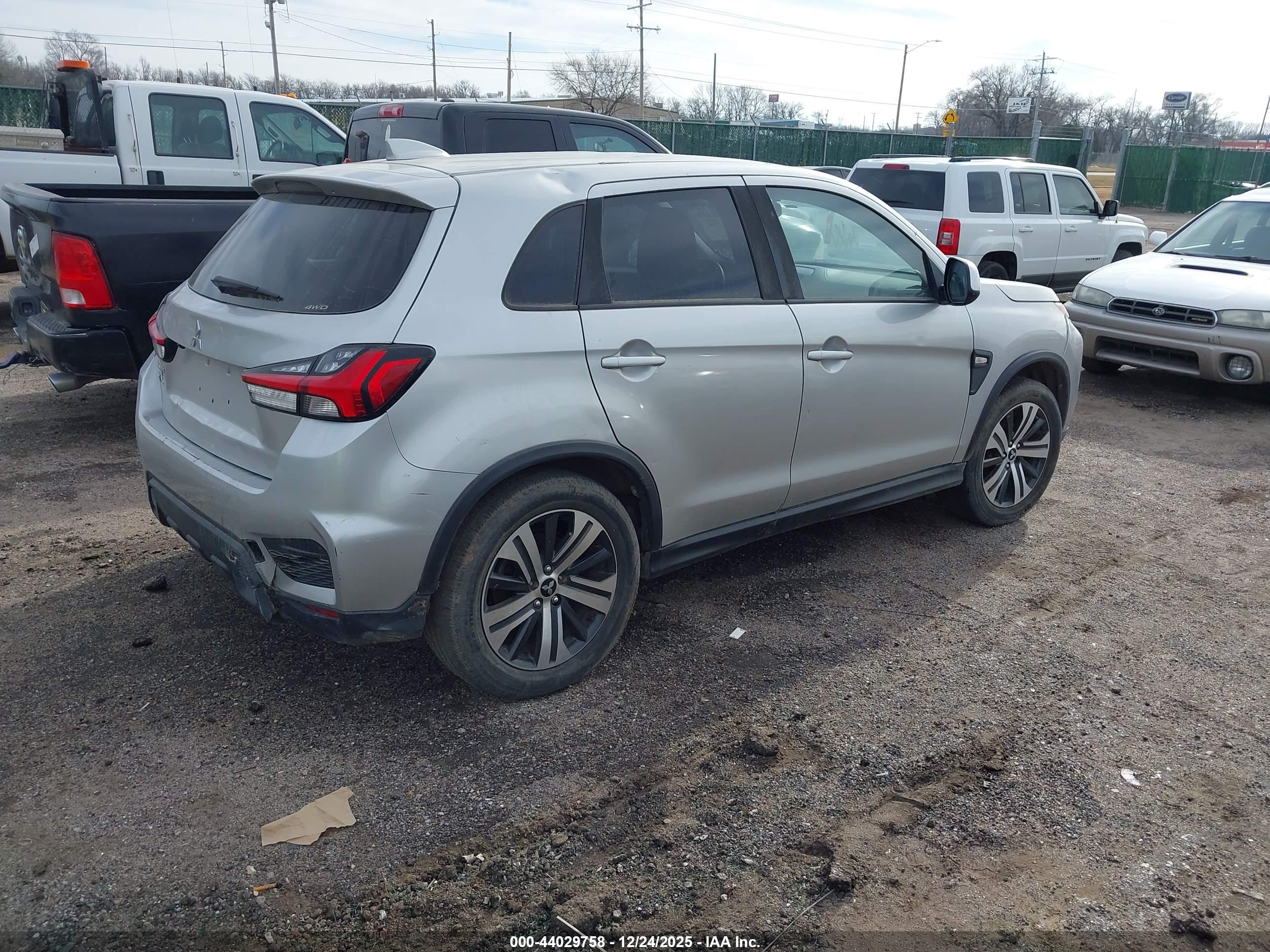 MITSUBISHI OUTLANDER image 4
