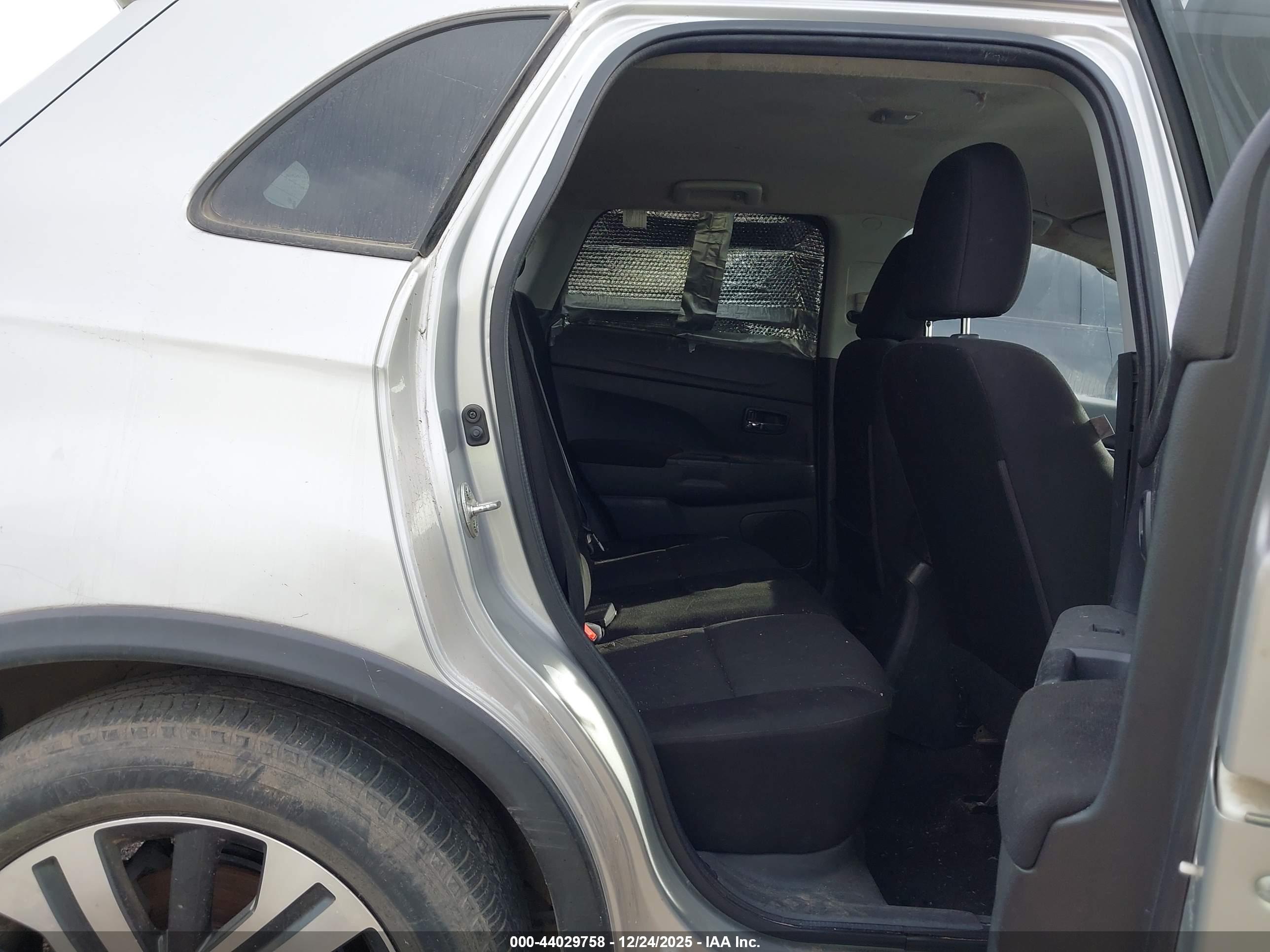 MITSUBISHI OUTLANDER image 8