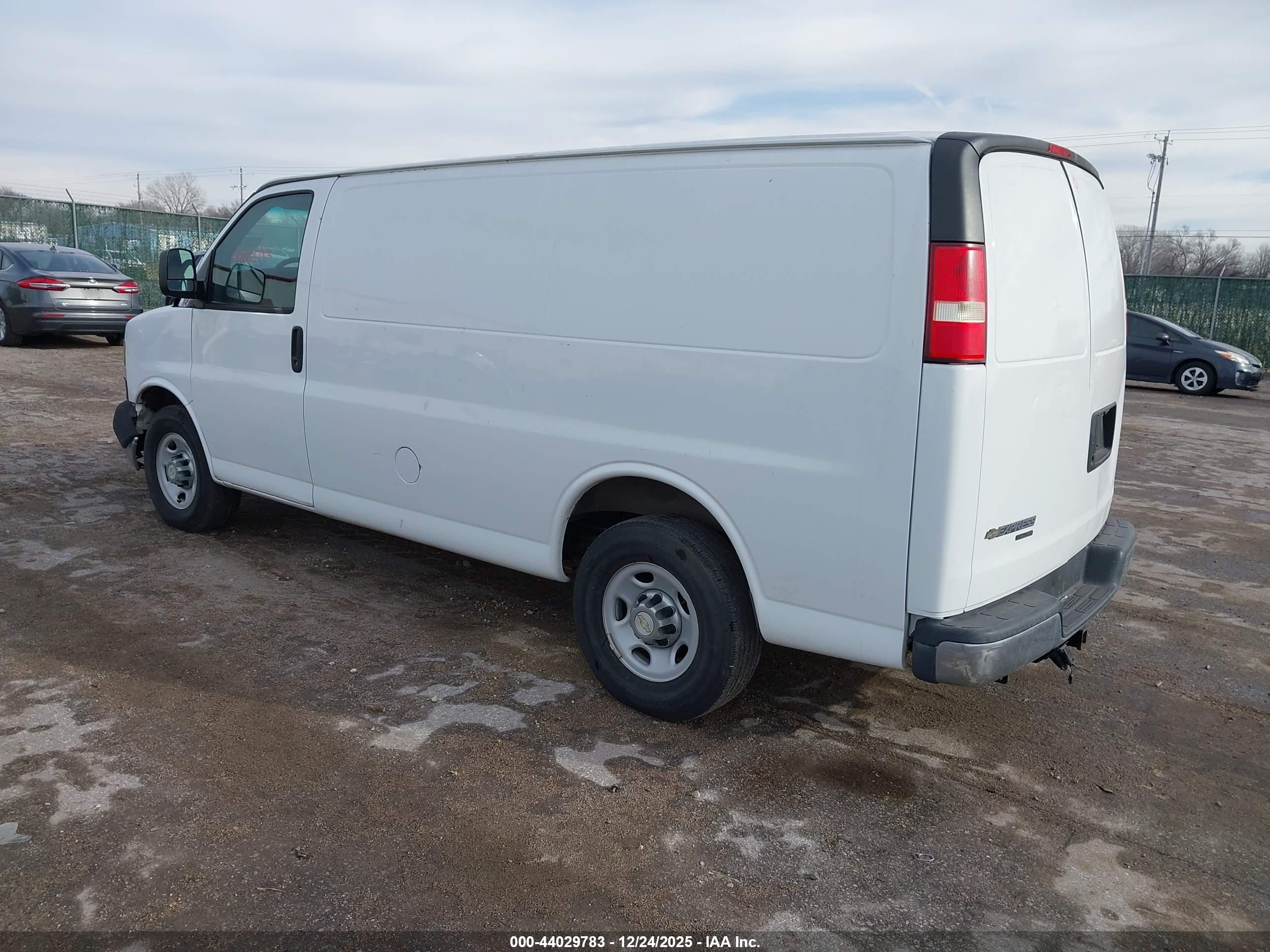 CHEVROLET EXPRESS image 3