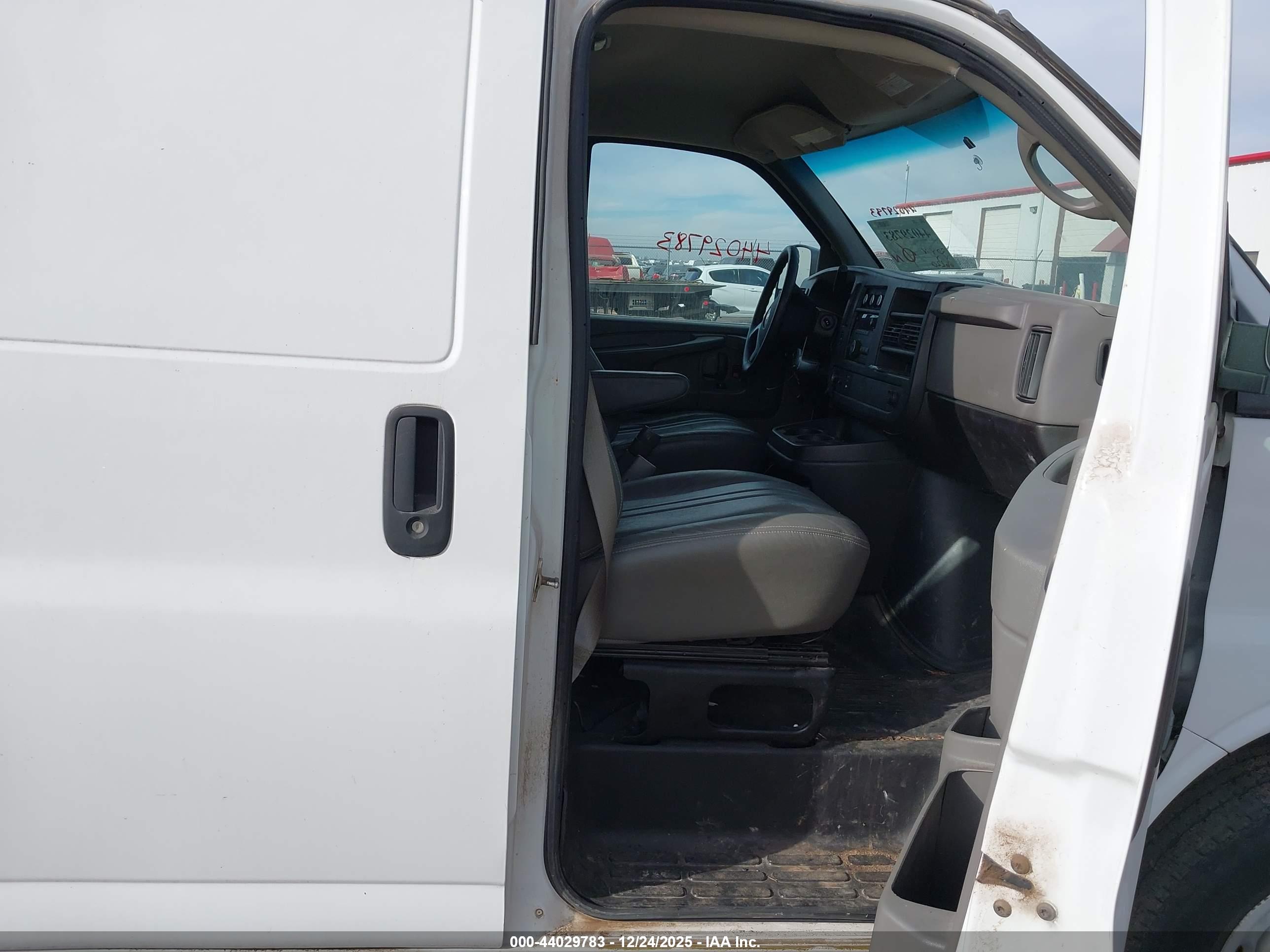 CHEVROLET EXPRESS image 5