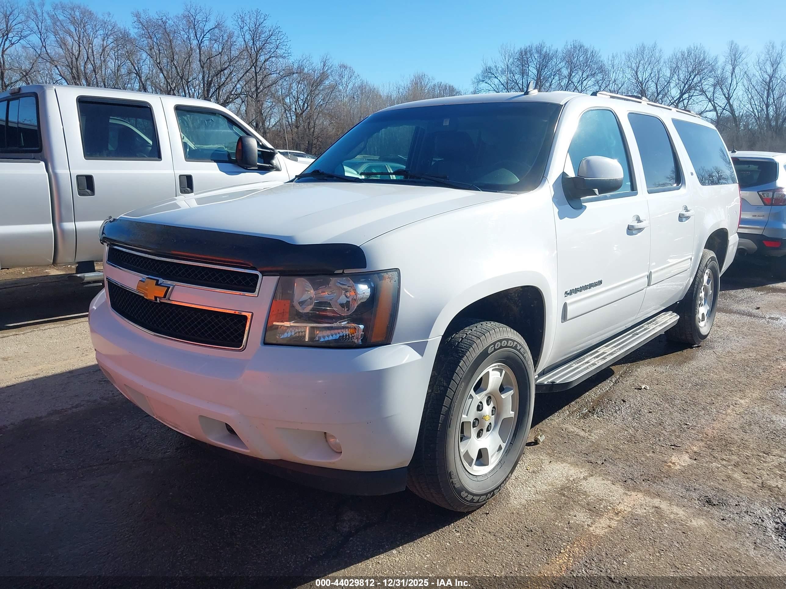 CHEVROLET SUBURBAN image 2