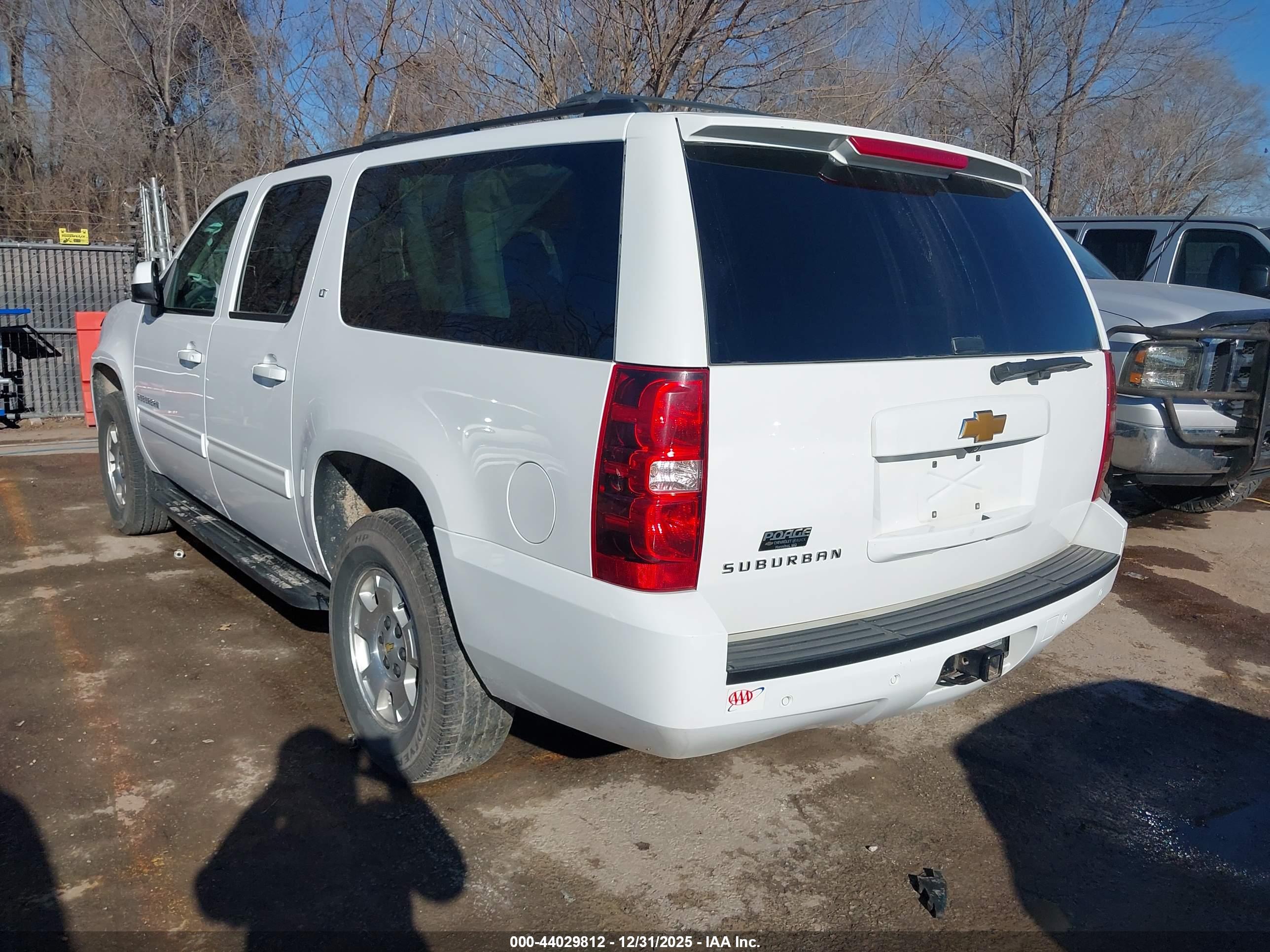 CHEVROLET SUBURBAN image 3