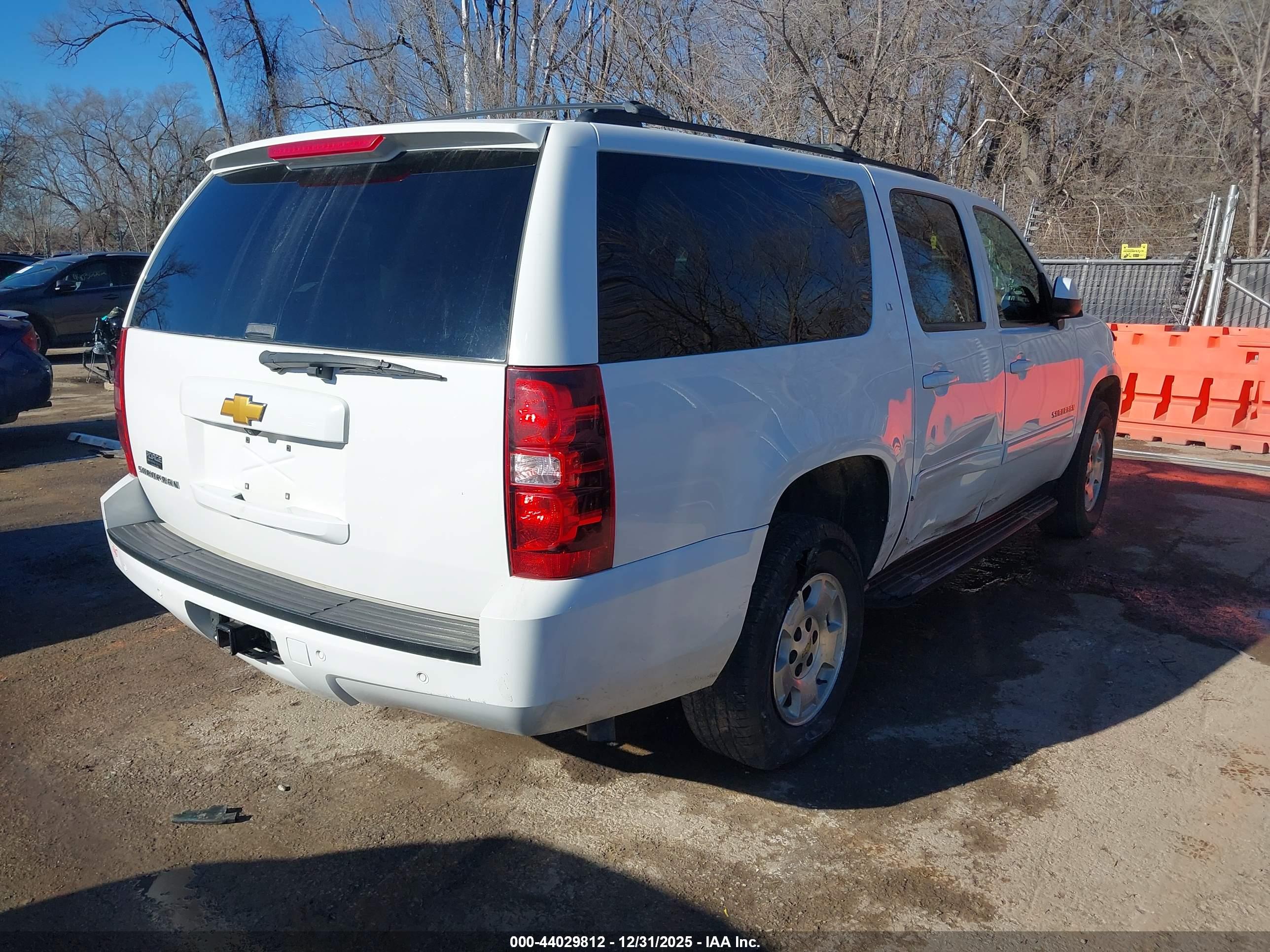 CHEVROLET SUBURBAN image 4