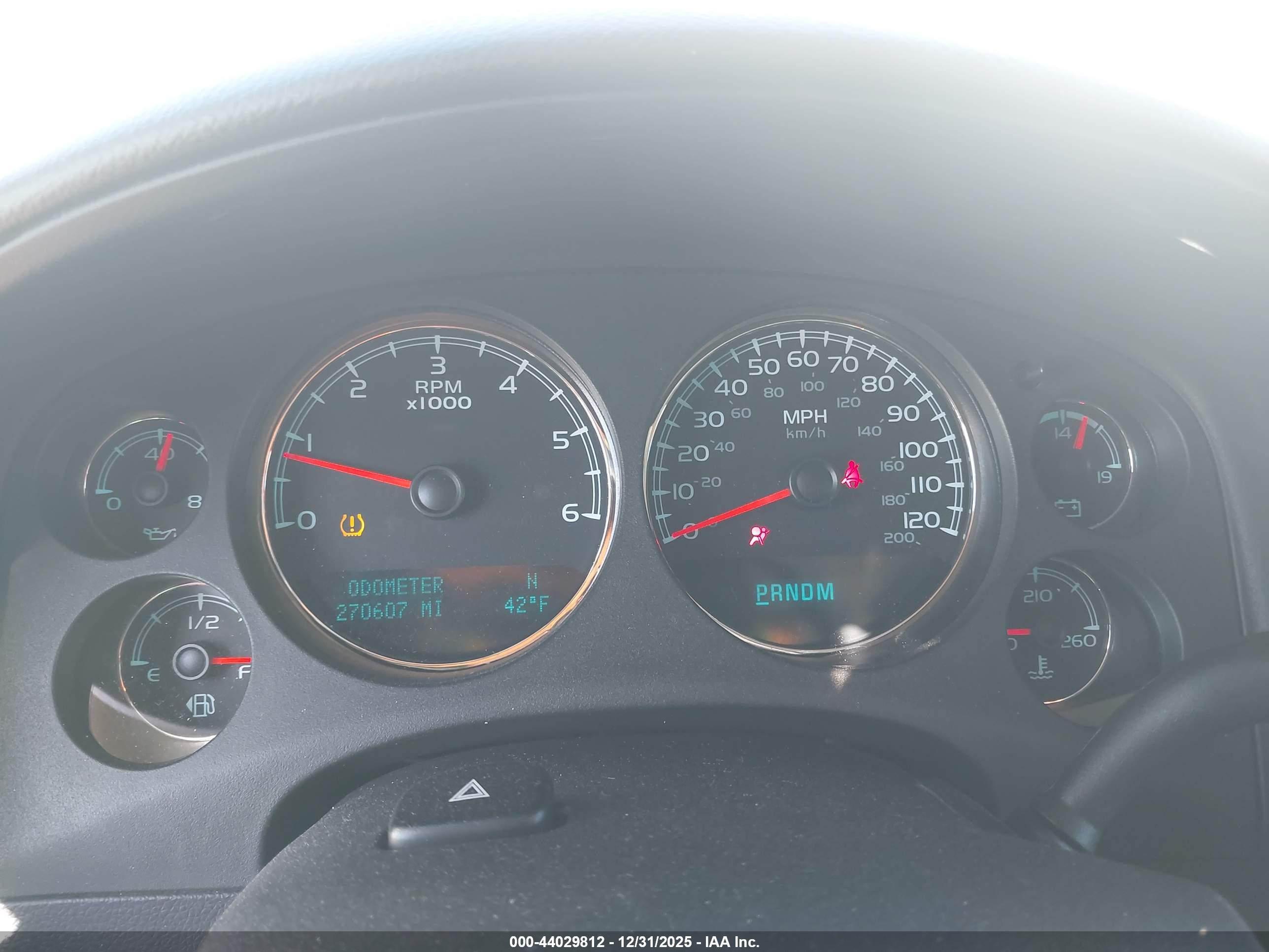 CHEVROLET SUBURBAN image 7