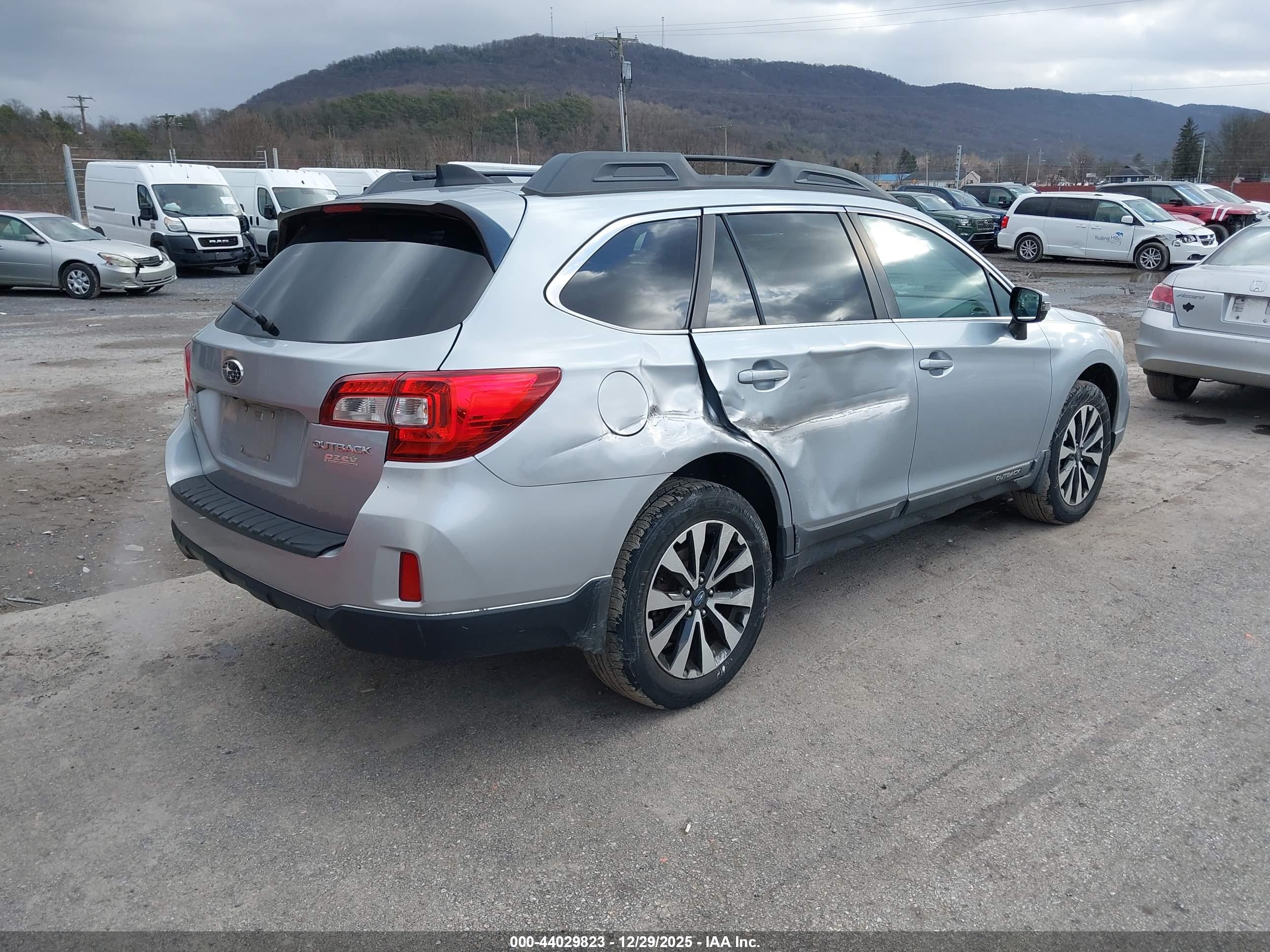 SUBARU OUTBACK image 4