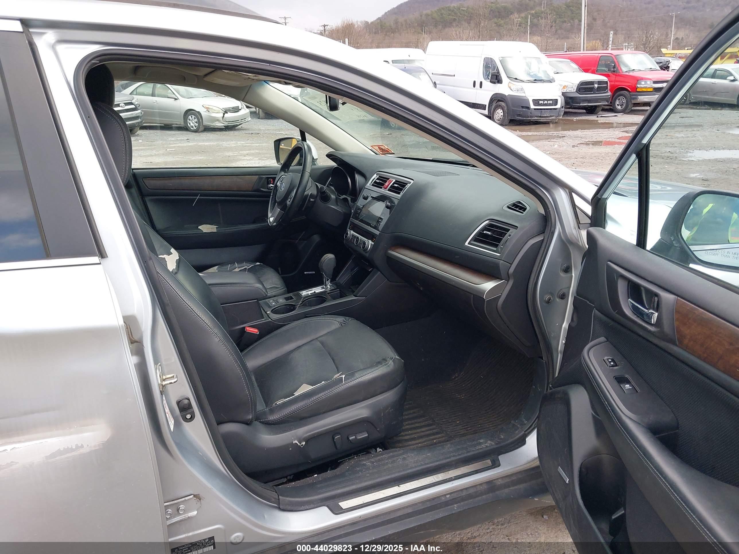 SUBARU OUTBACK image 5