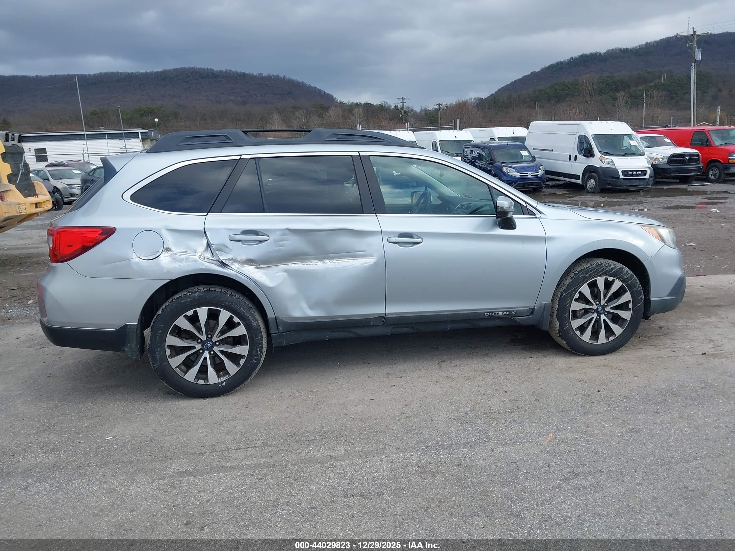 SUBARU OUTBACK image 6