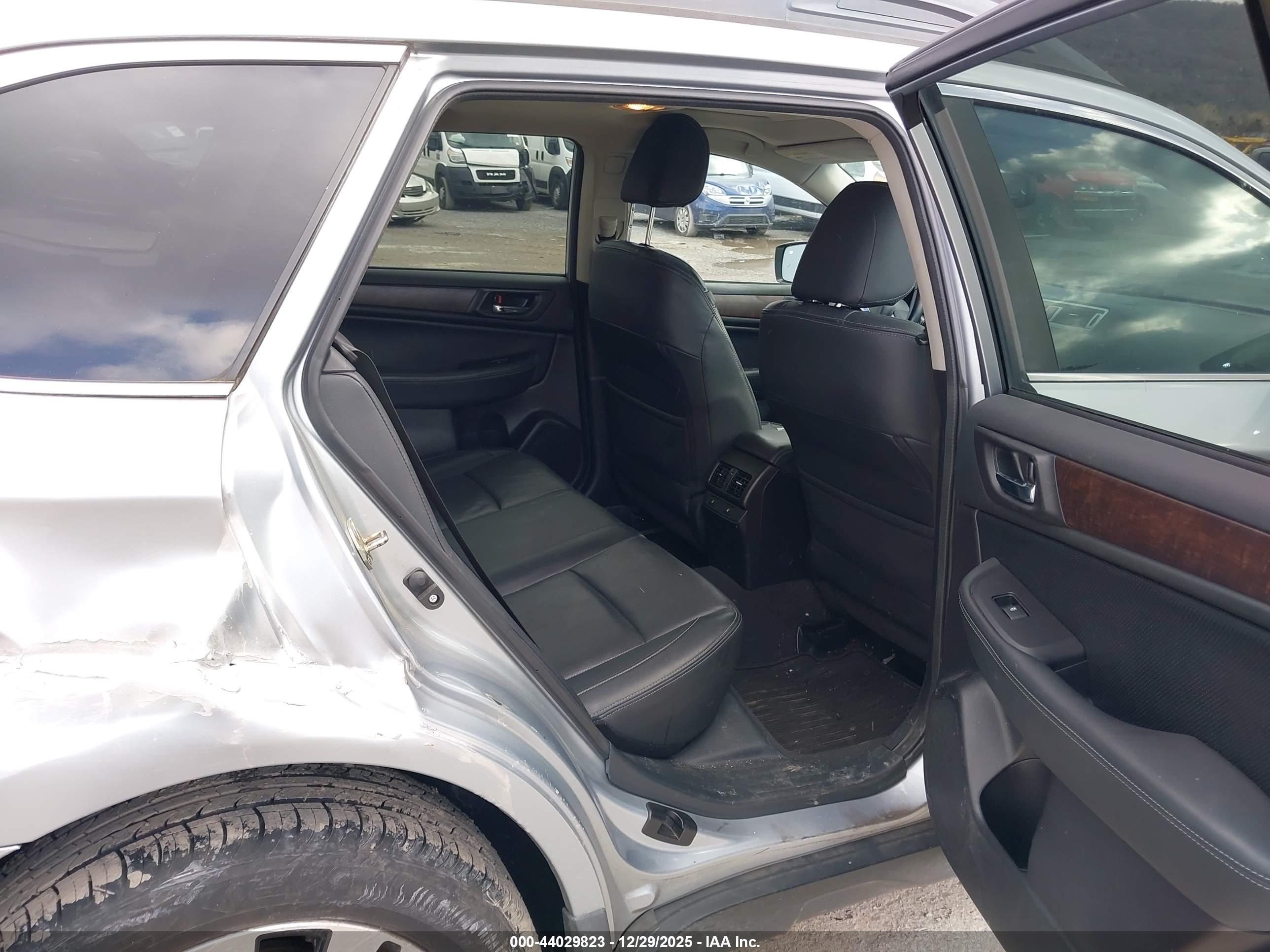 SUBARU OUTBACK image 8