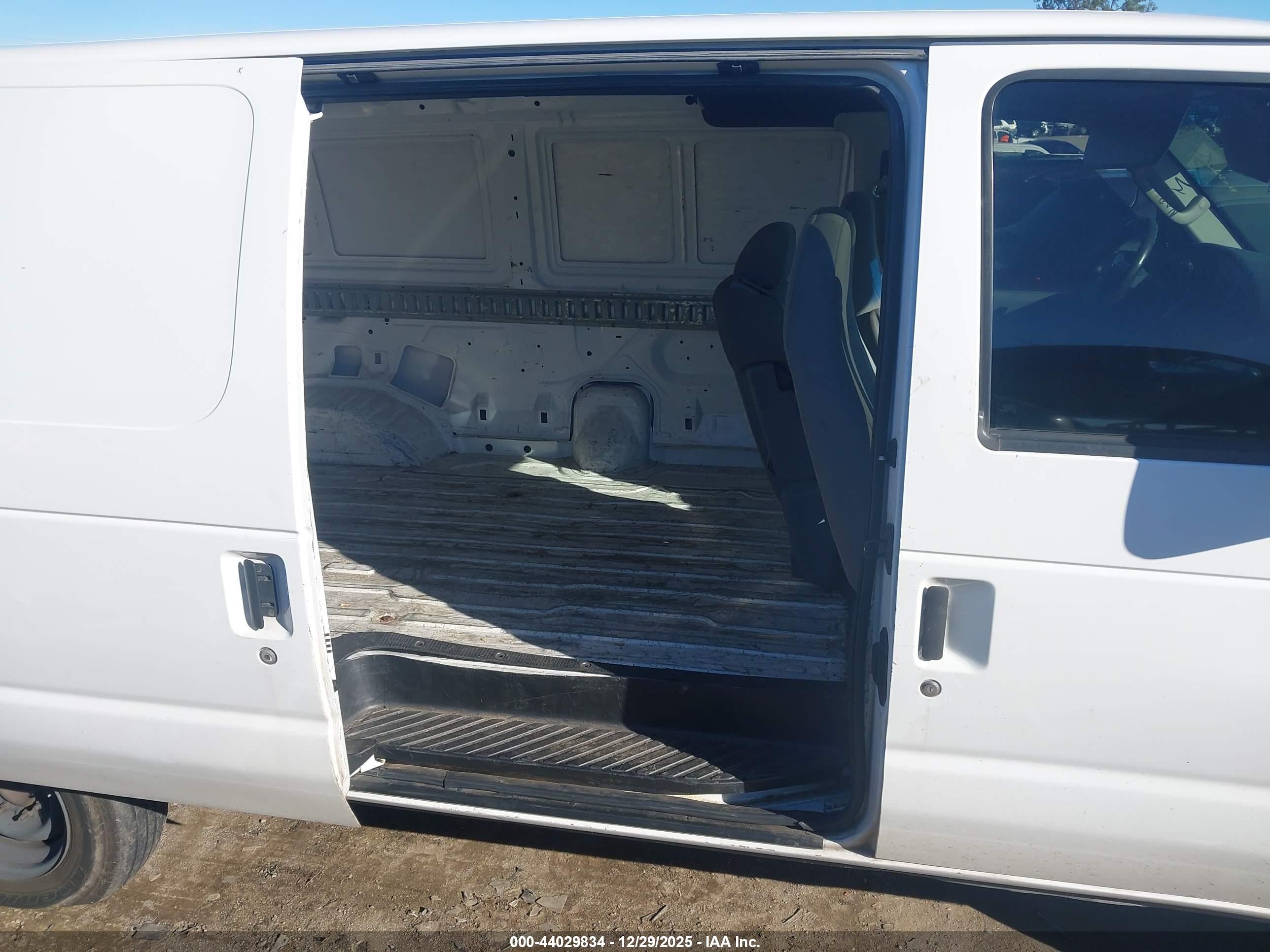 FORD E-150 image 8