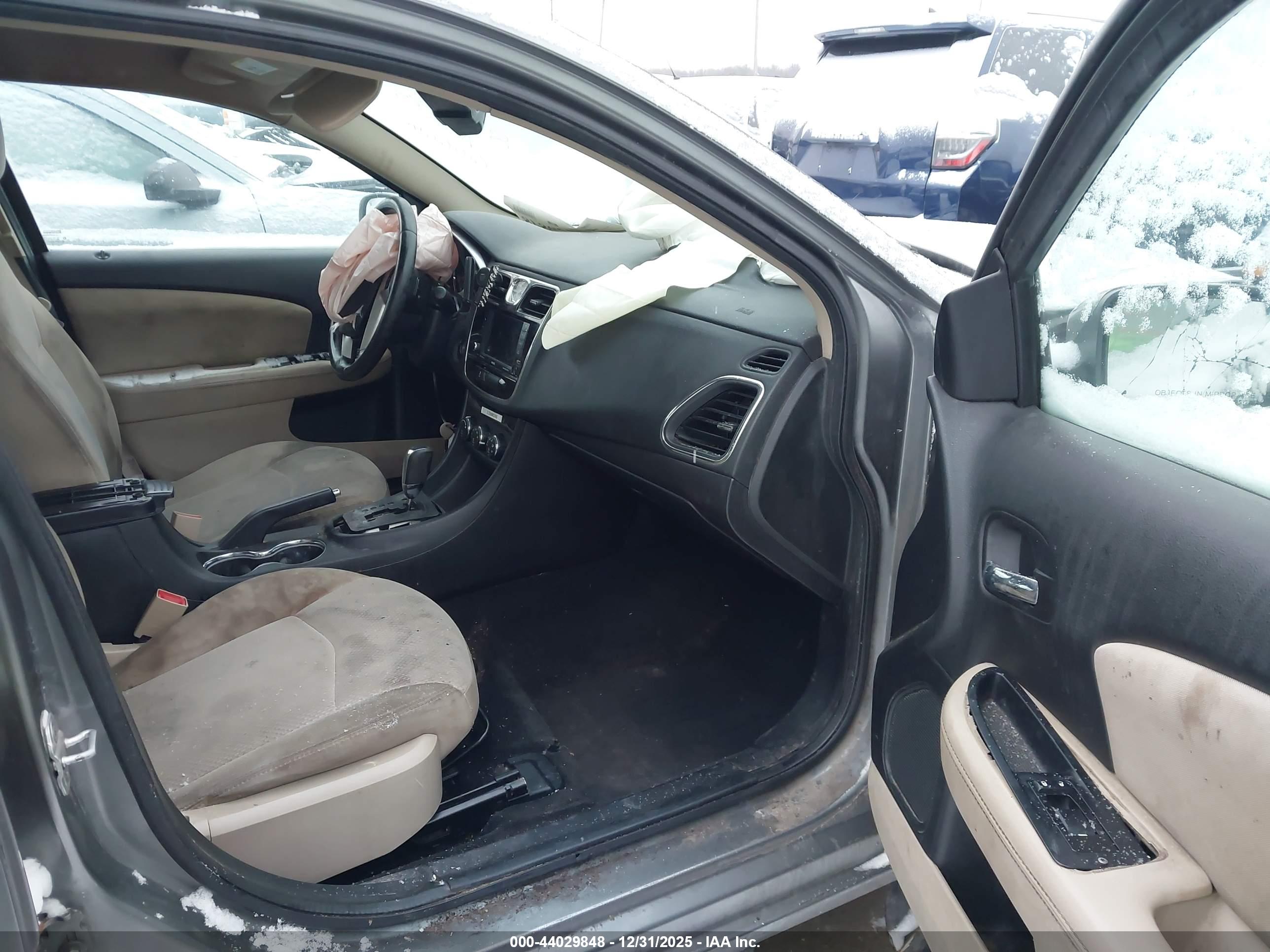 CHRYSLER 200 image 5