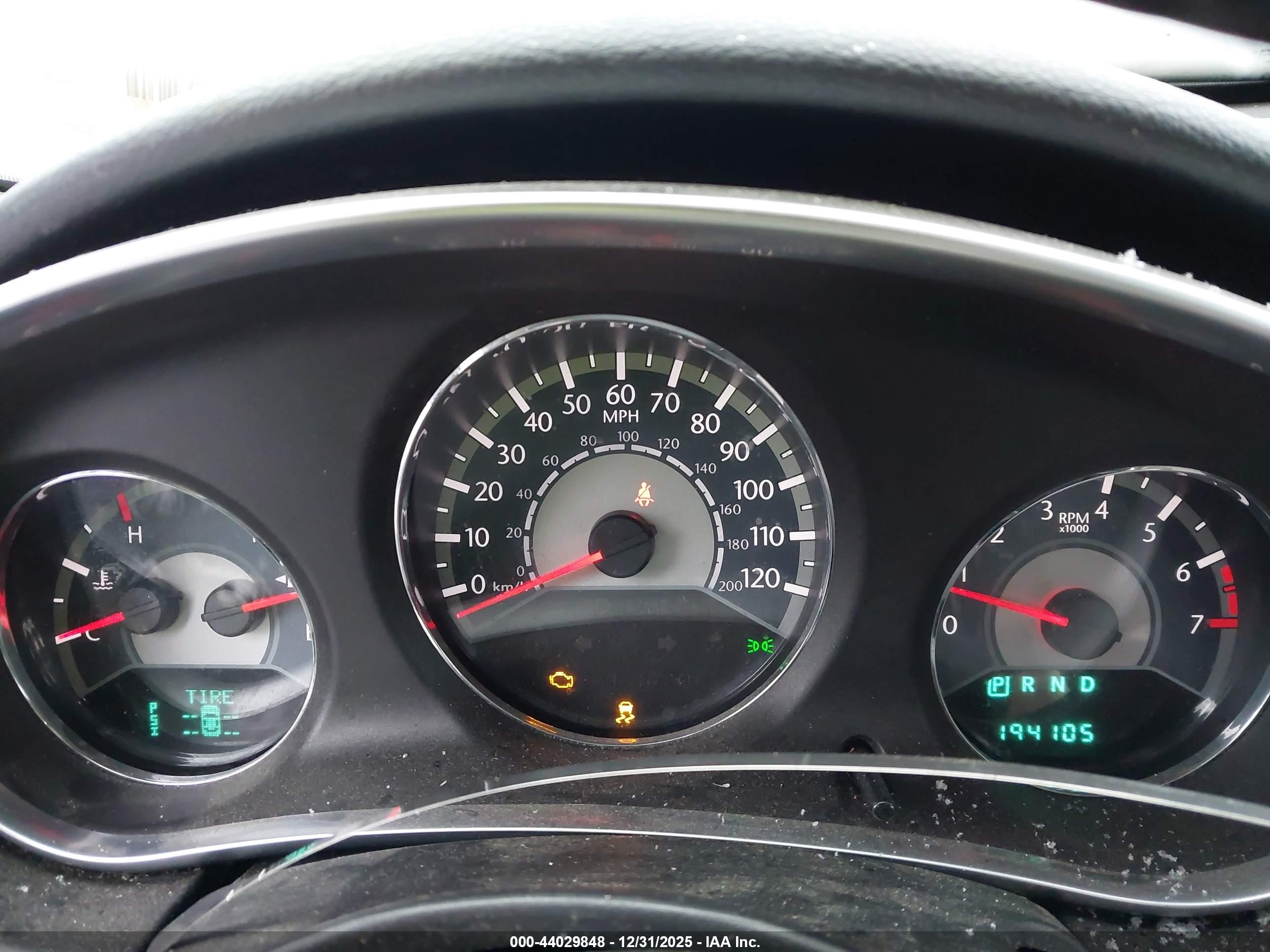 CHRYSLER 200 image 7
