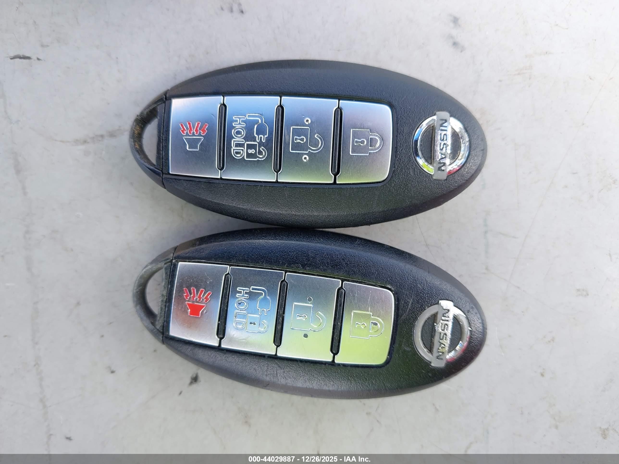 NISSAN LEAF image 11