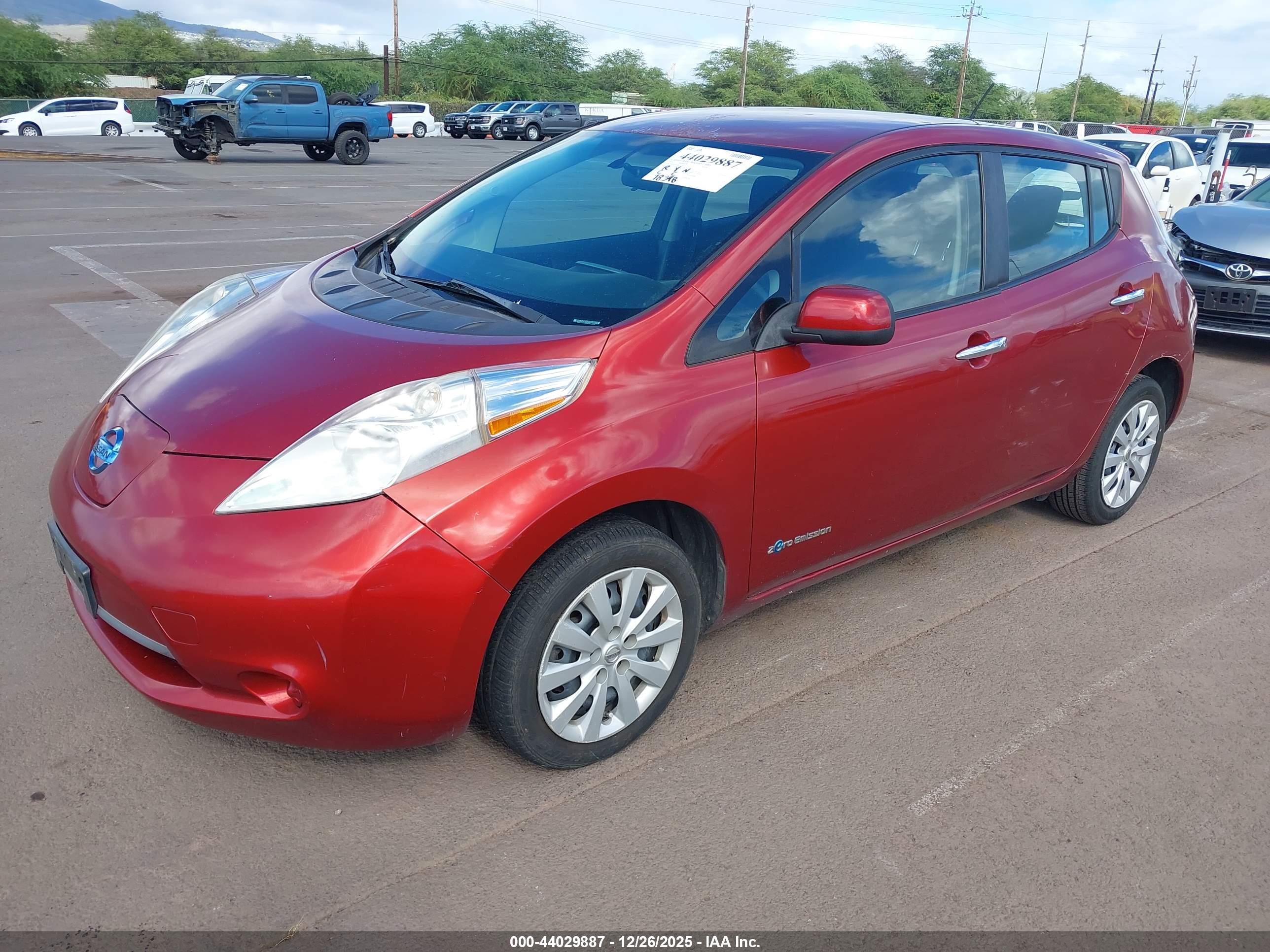 NISSAN LEAF image 2