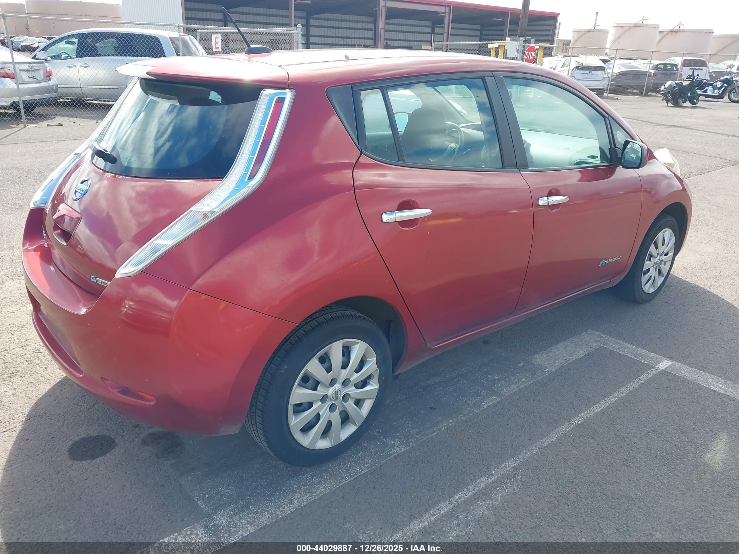 NISSAN LEAF image 4