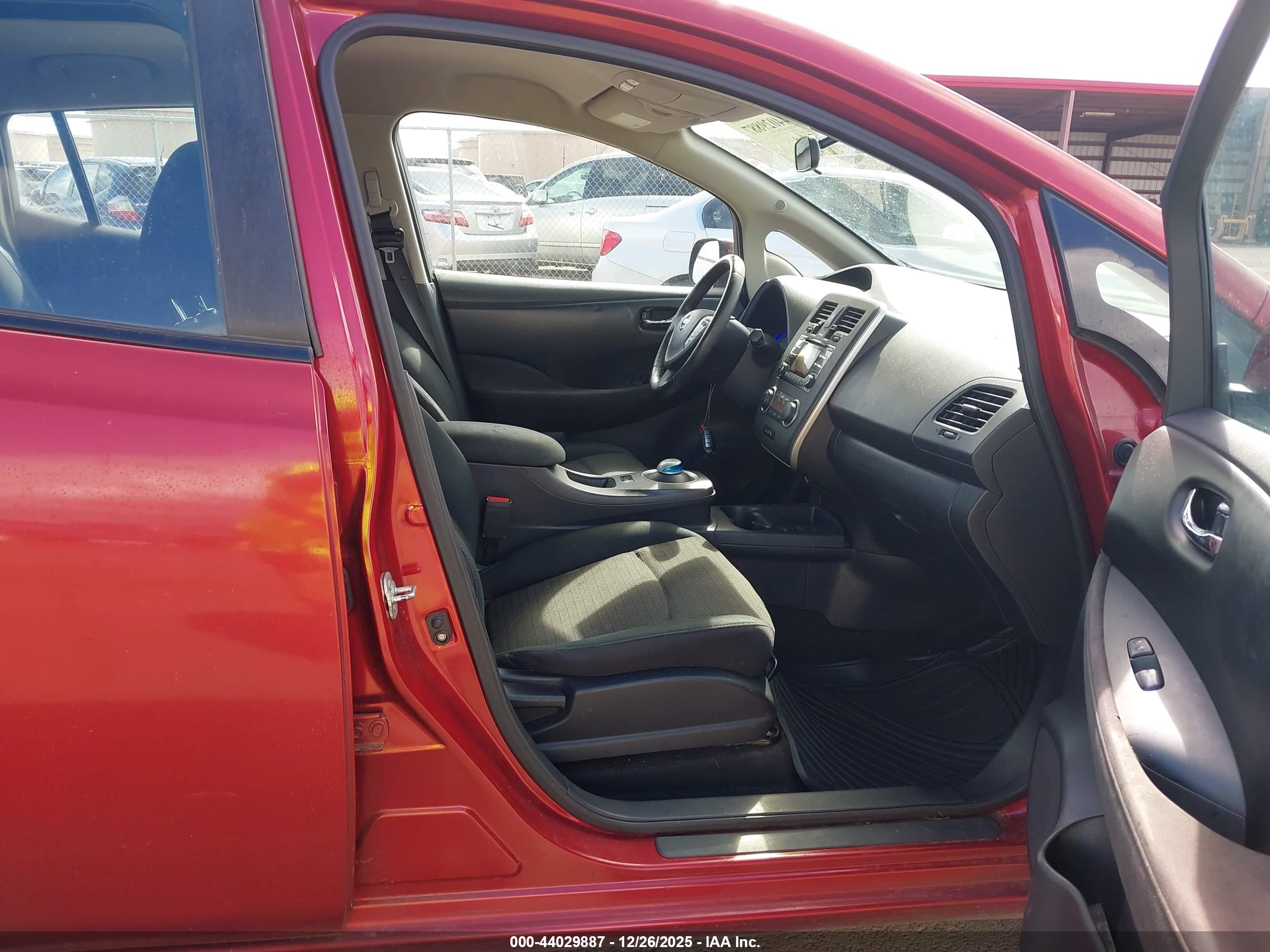 NISSAN LEAF image 5