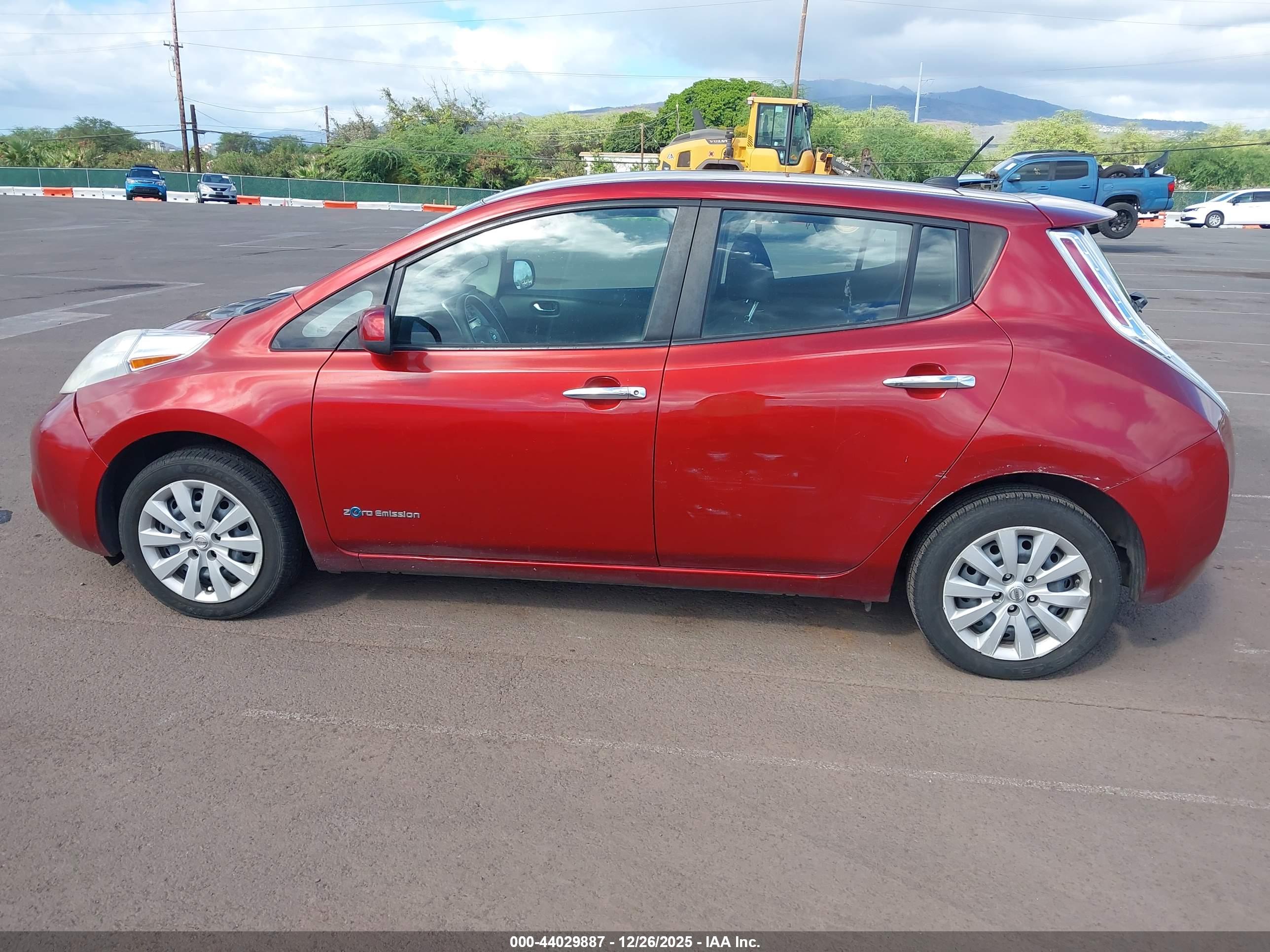 NISSAN LEAF image 6
