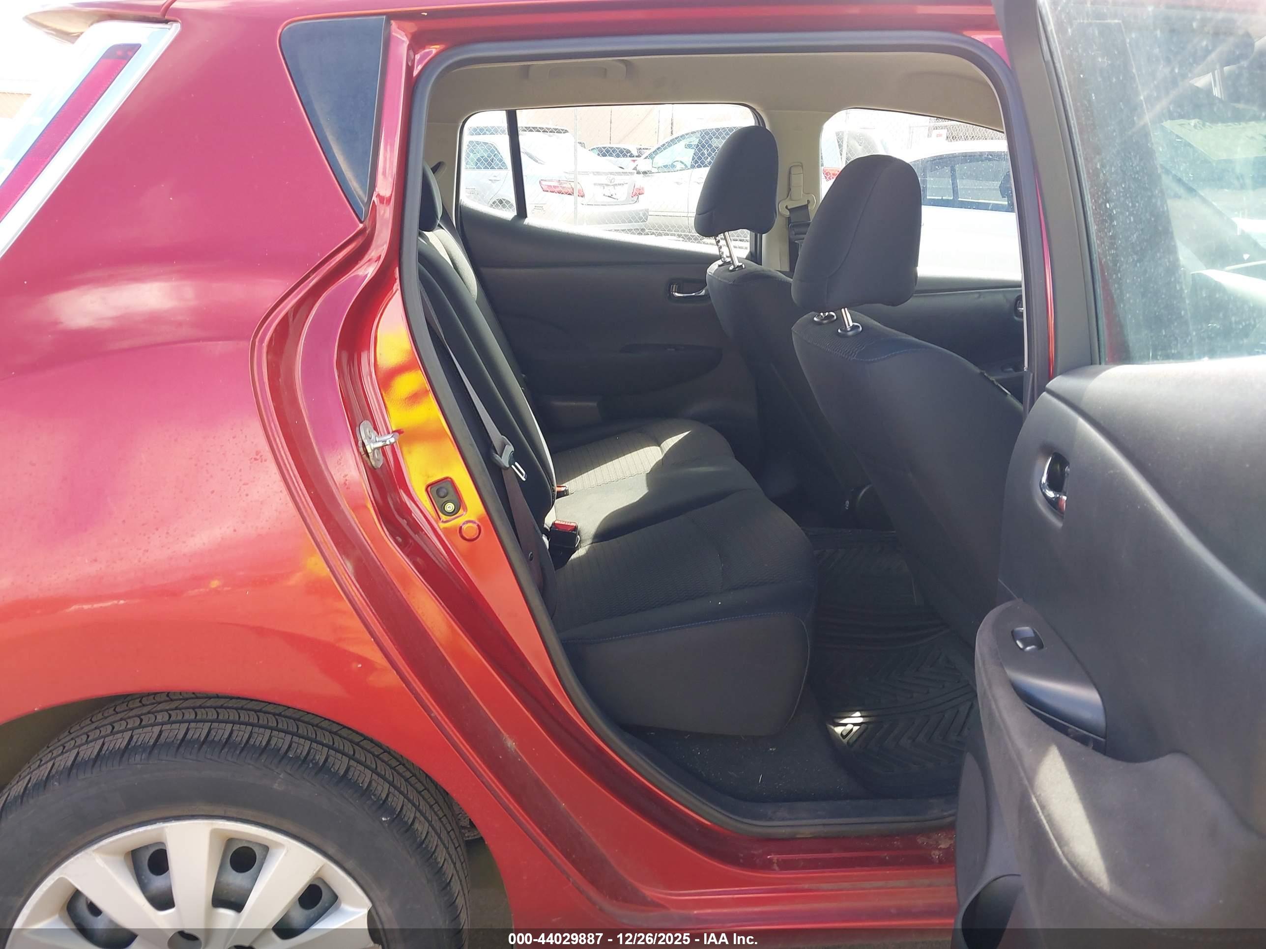 NISSAN LEAF image 8