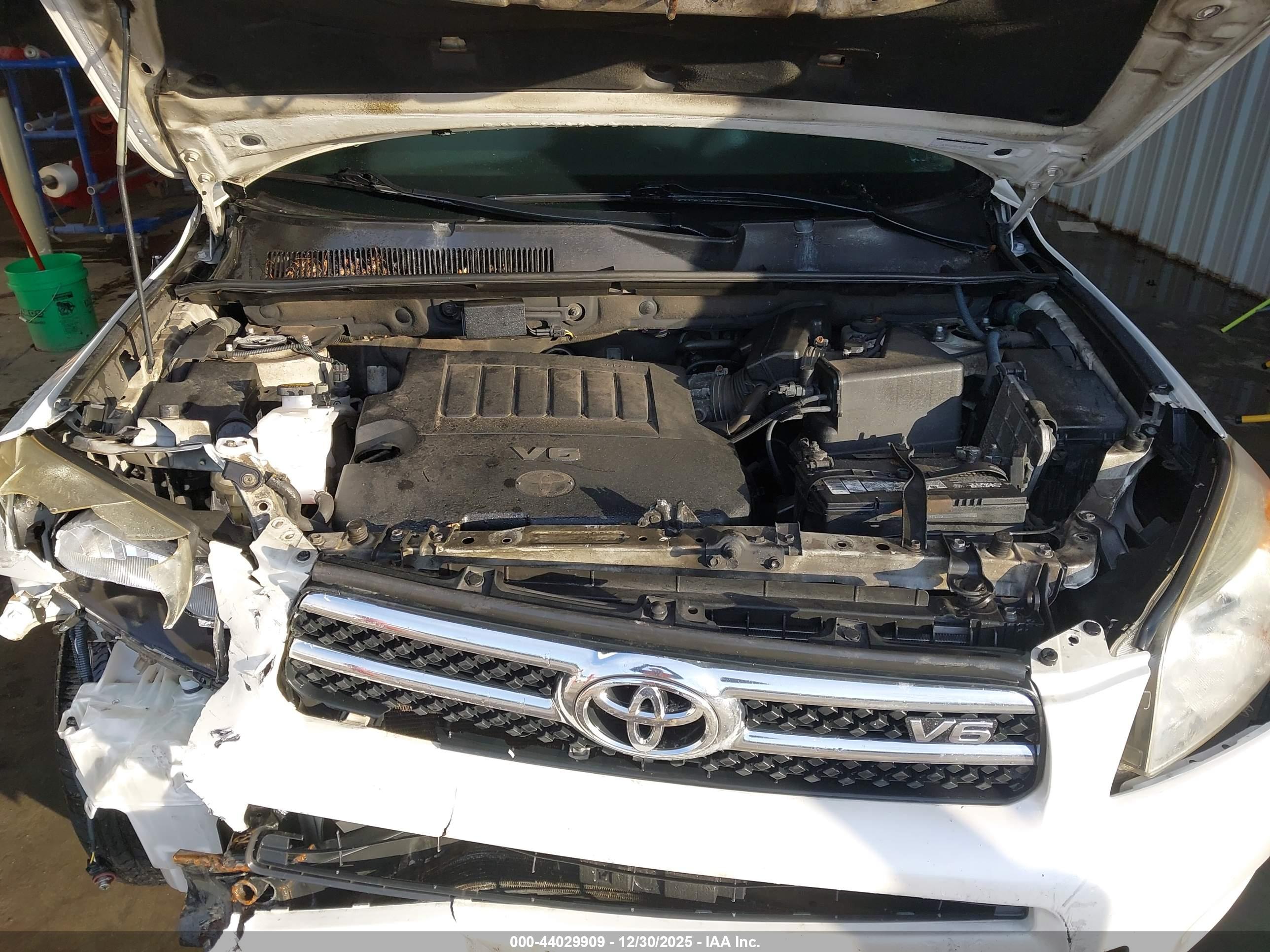 TOYOTA RAV4 image 10