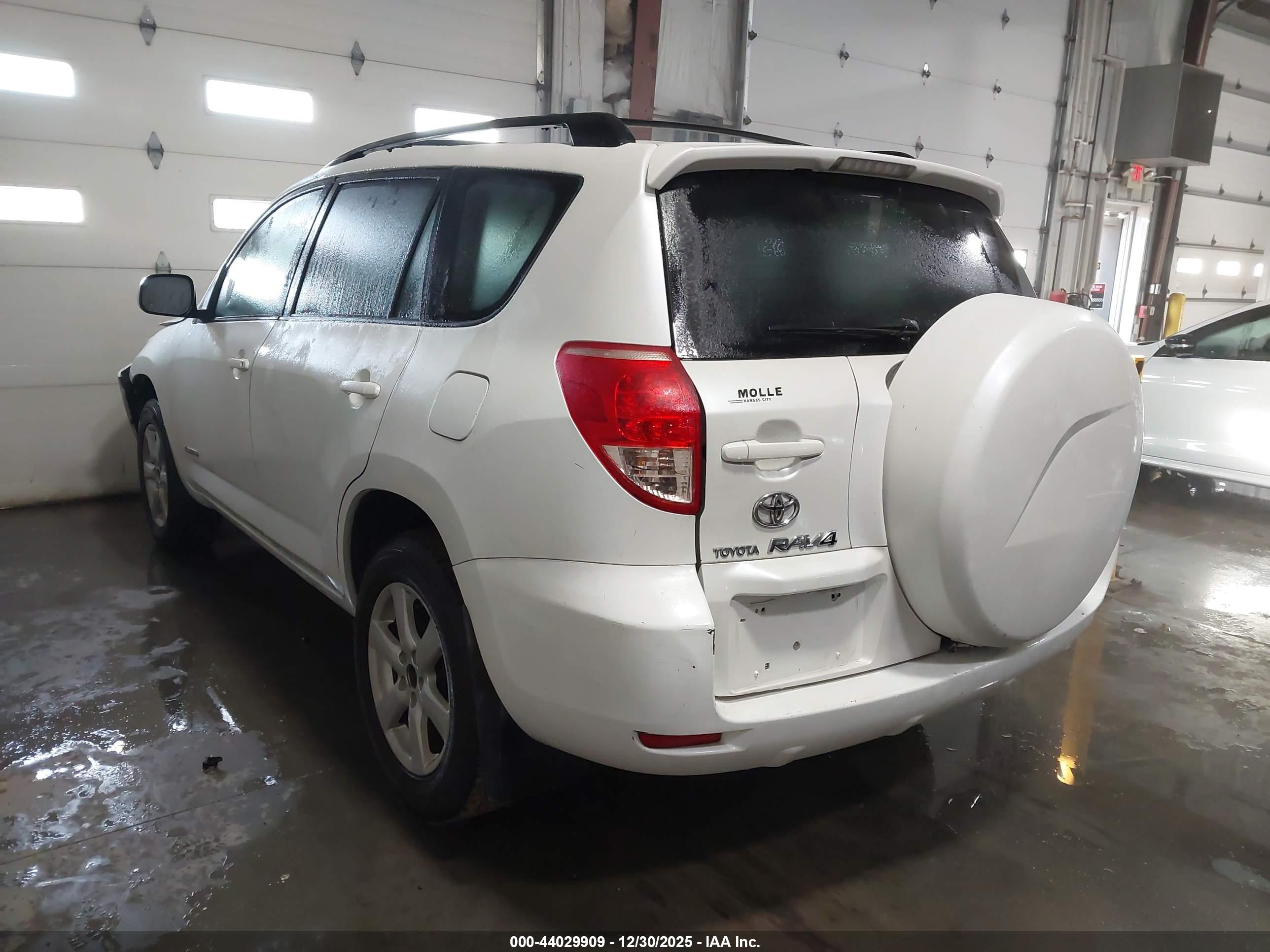 TOYOTA RAV4 image 3