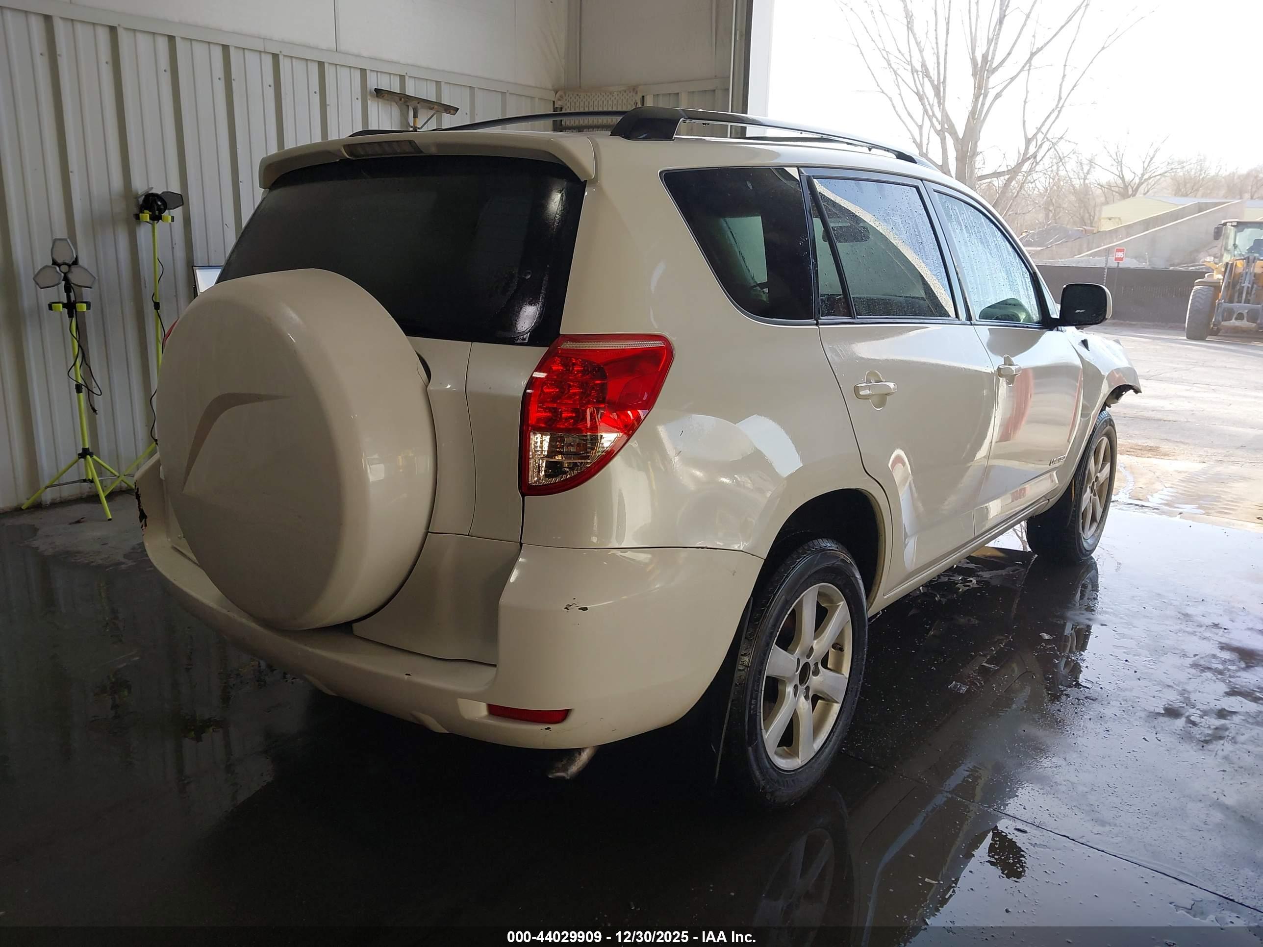 TOYOTA RAV4 image 4