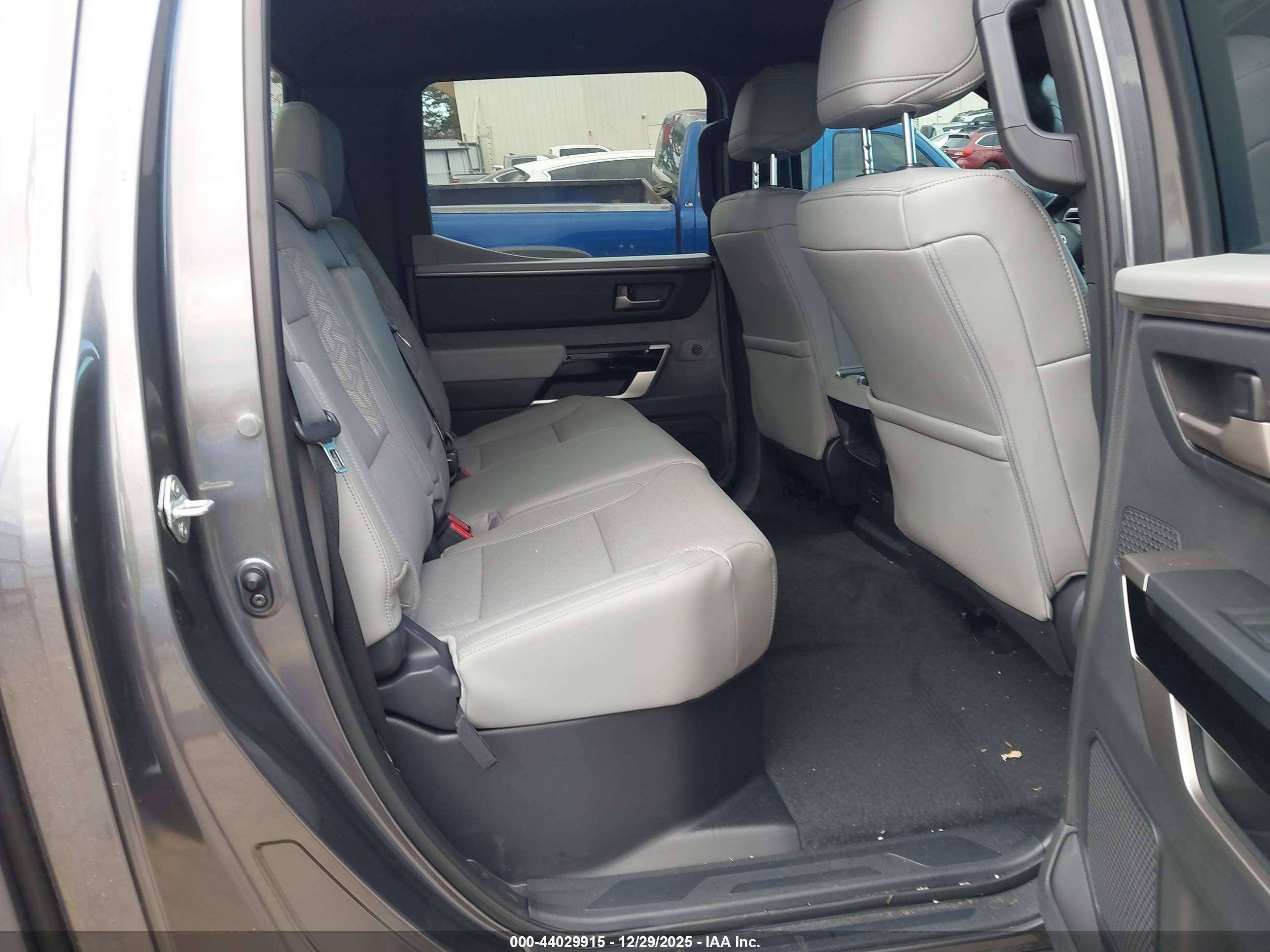 TOYOTA TUNDRA image 8