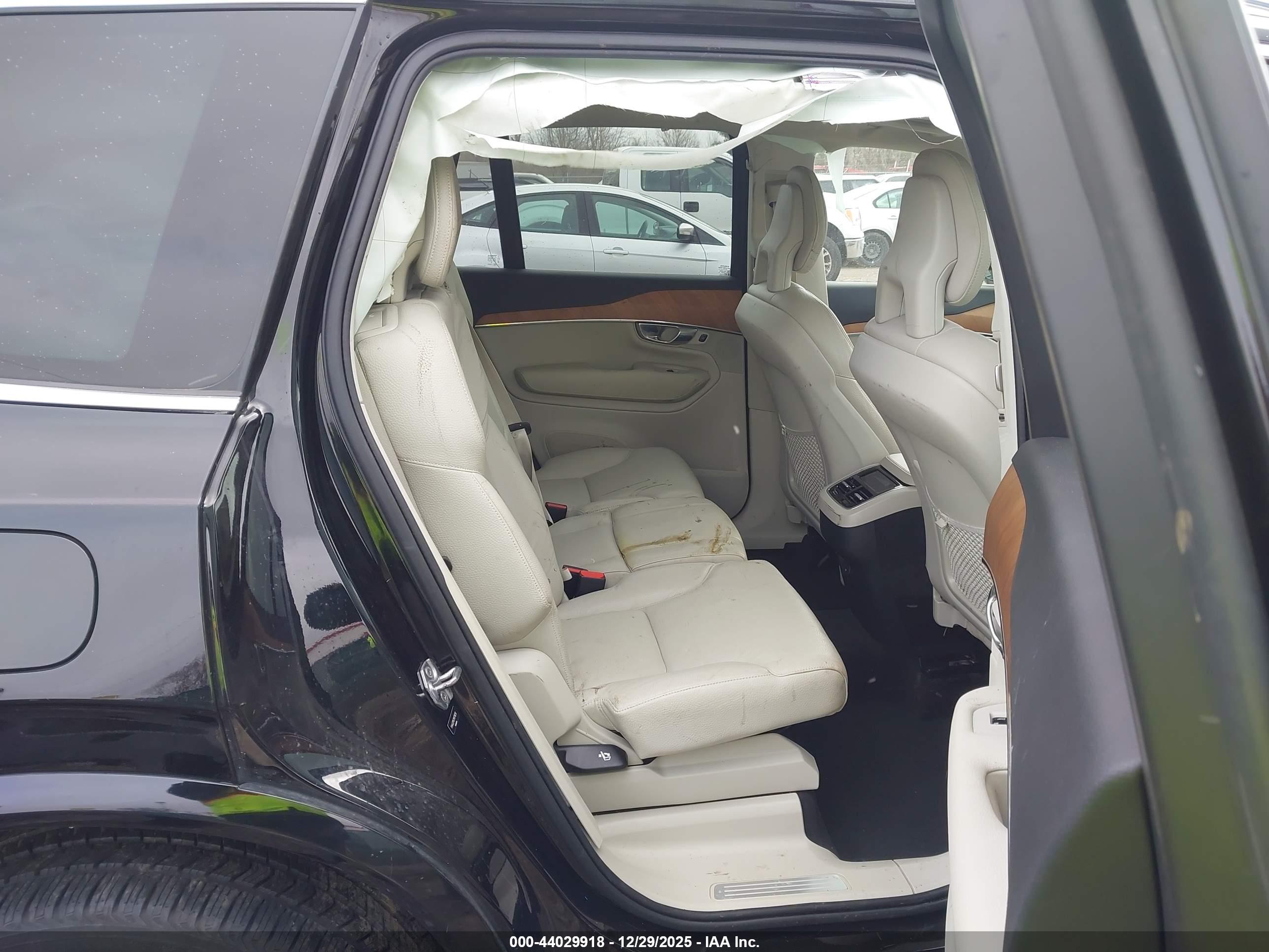 VOLVO XC90 image 8