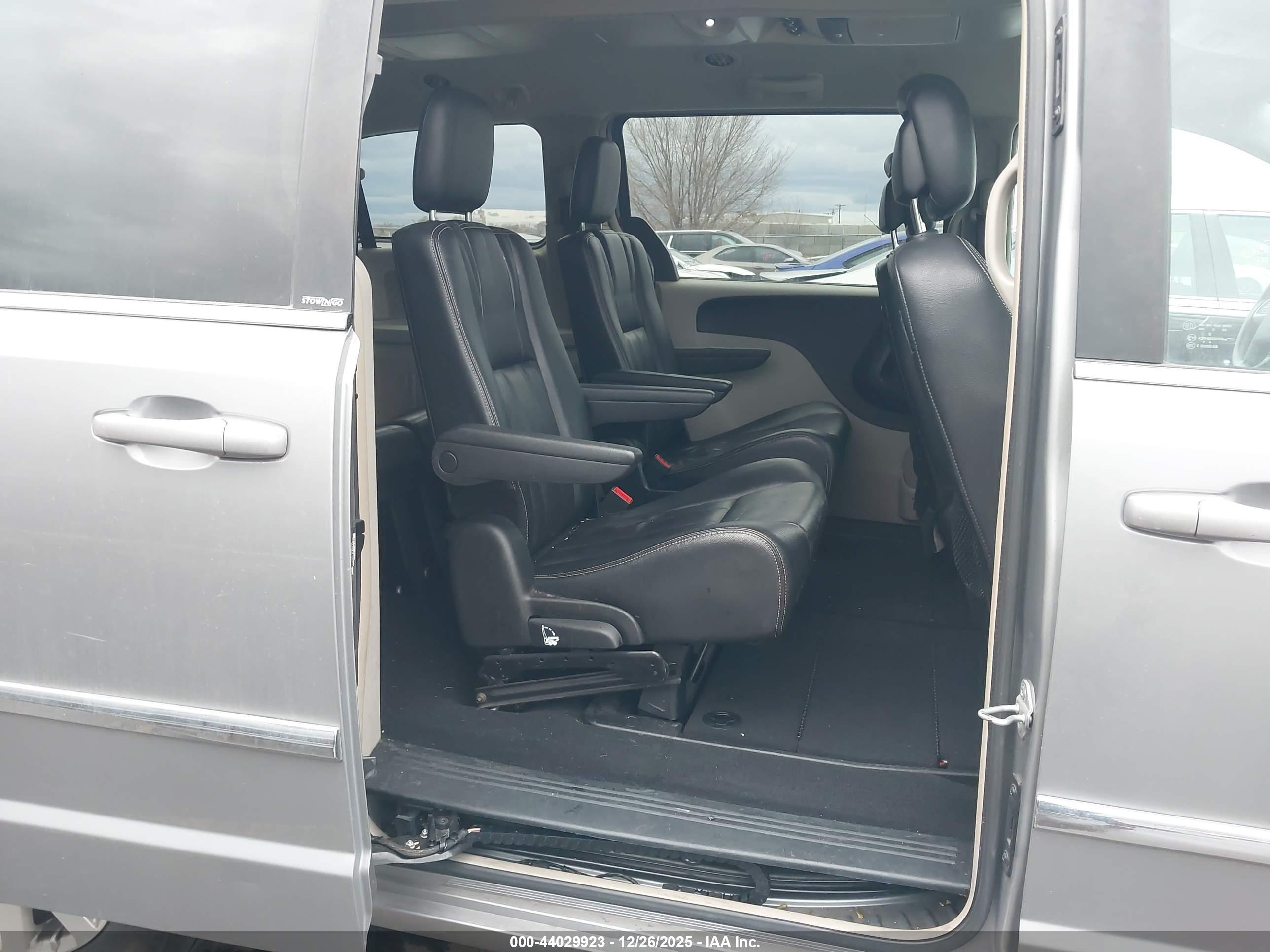 CHRYSLER TOWN image 8