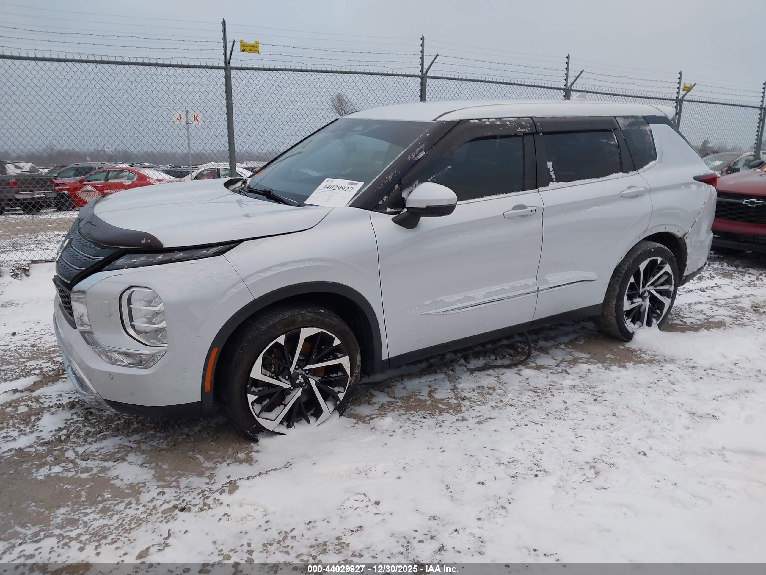 MITSUBISHI OUTLANDER image 2