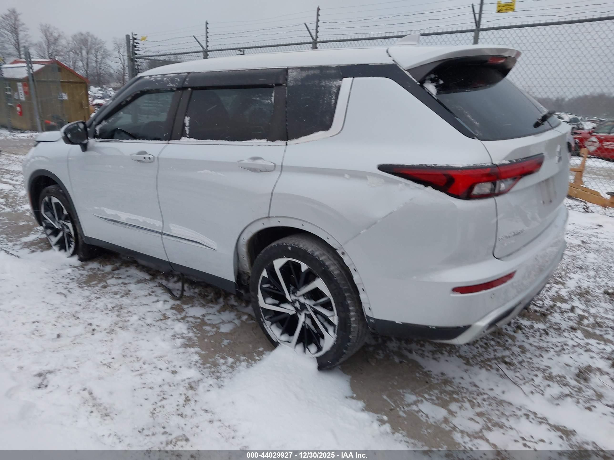MITSUBISHI OUTLANDER image 3