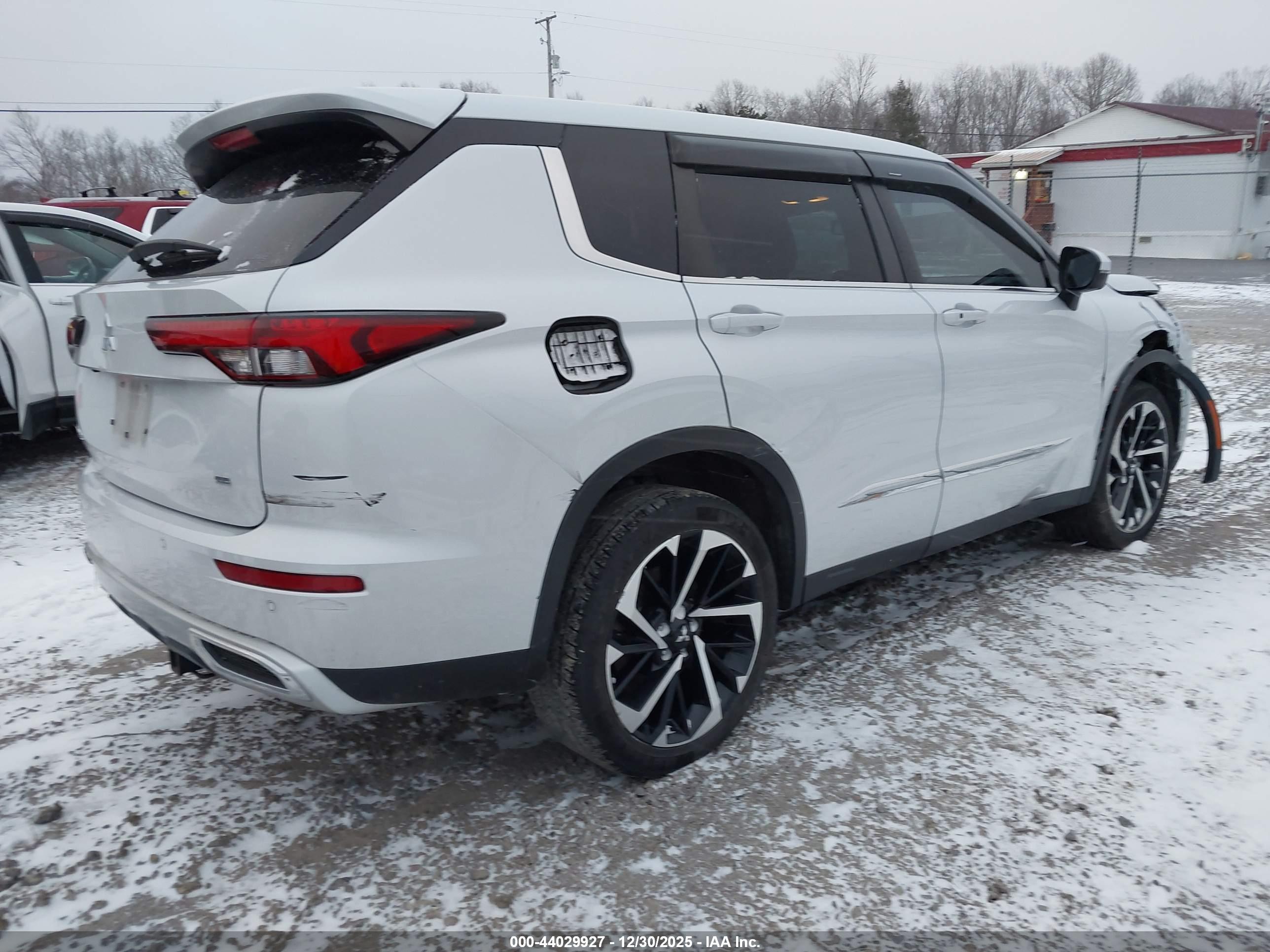 MITSUBISHI OUTLANDER image 4